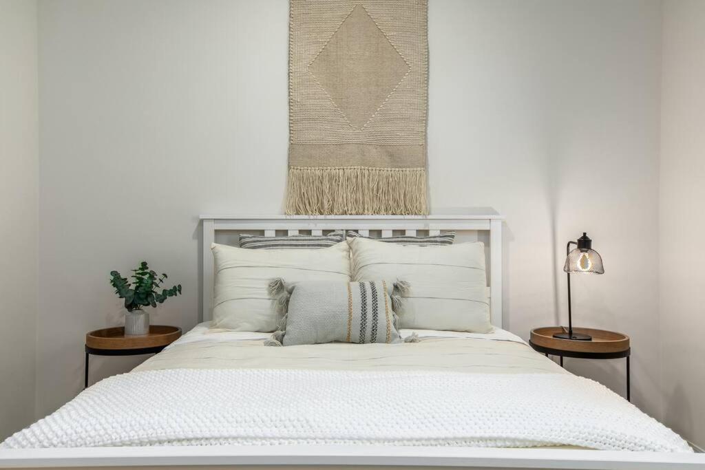 GOODE HOMES Luxury Modern Home with Pool and Spa view 5