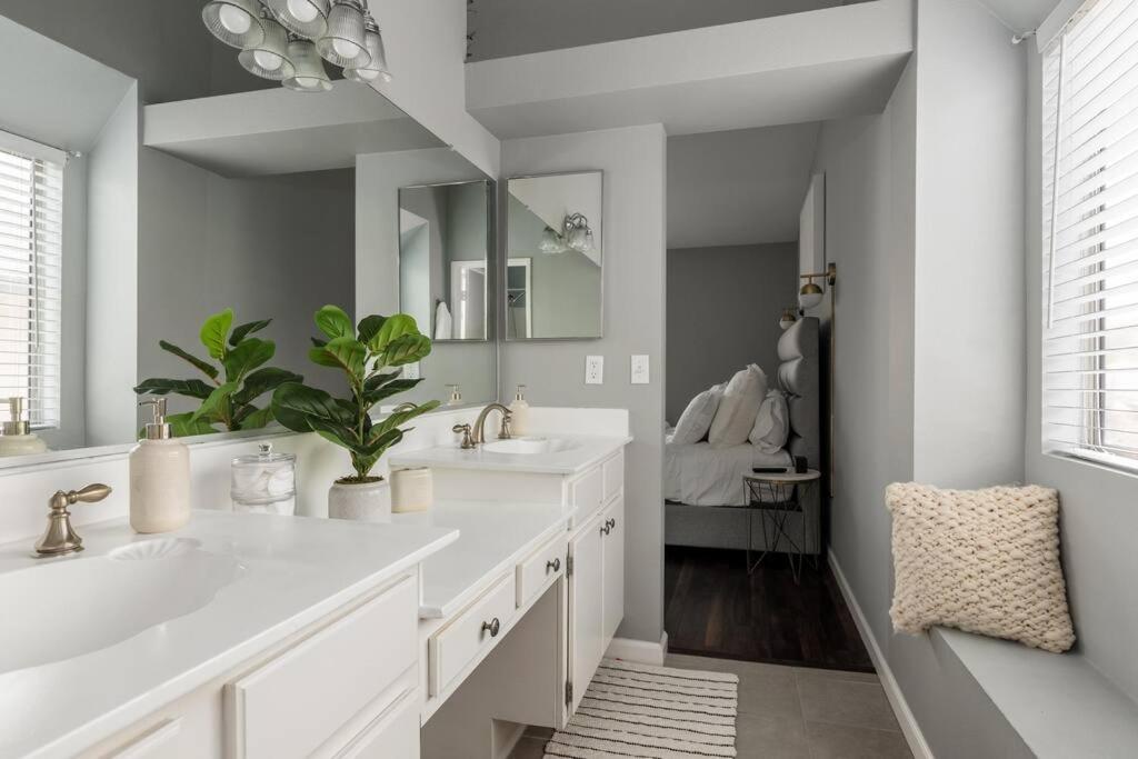 GOODE HOMES Luxury Modern Home with Jacuzzi - Property Image 29