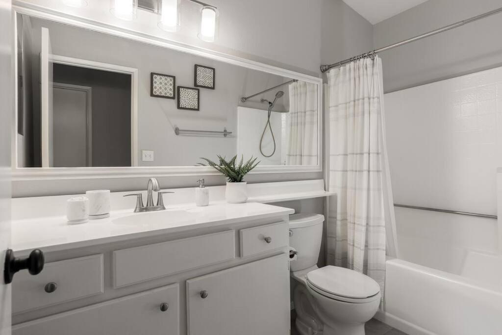GOODE HOMES Luxury Modern Home with Jacuzzi - Property Image 21