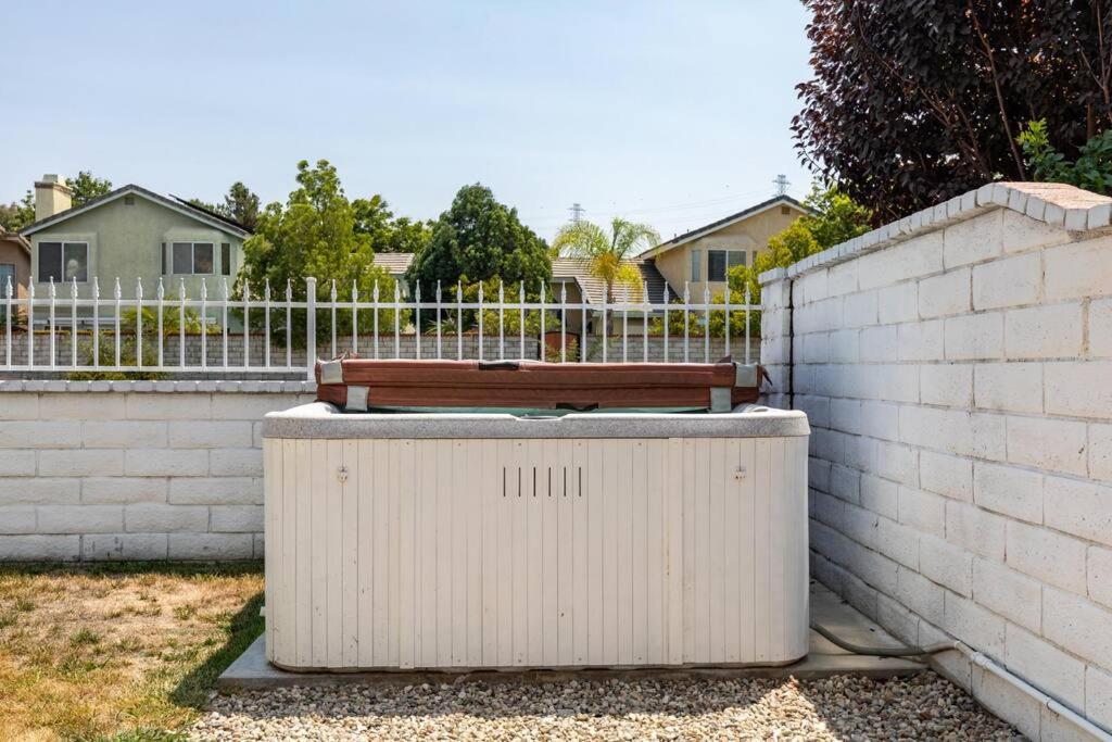 GOODE HOMES Luxury Modern Home with Jacuzzi - Property Image 2