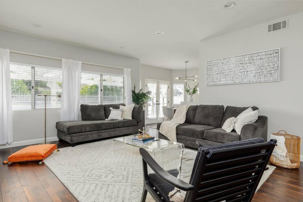 GOODE HOMES Luxury Modern Home with Jacuzzi - Property Image 11