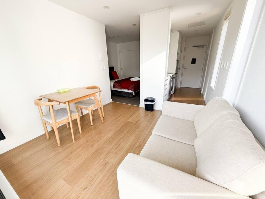 Sky Stars Central Haven Studio with nice pool In CBD heart QS051