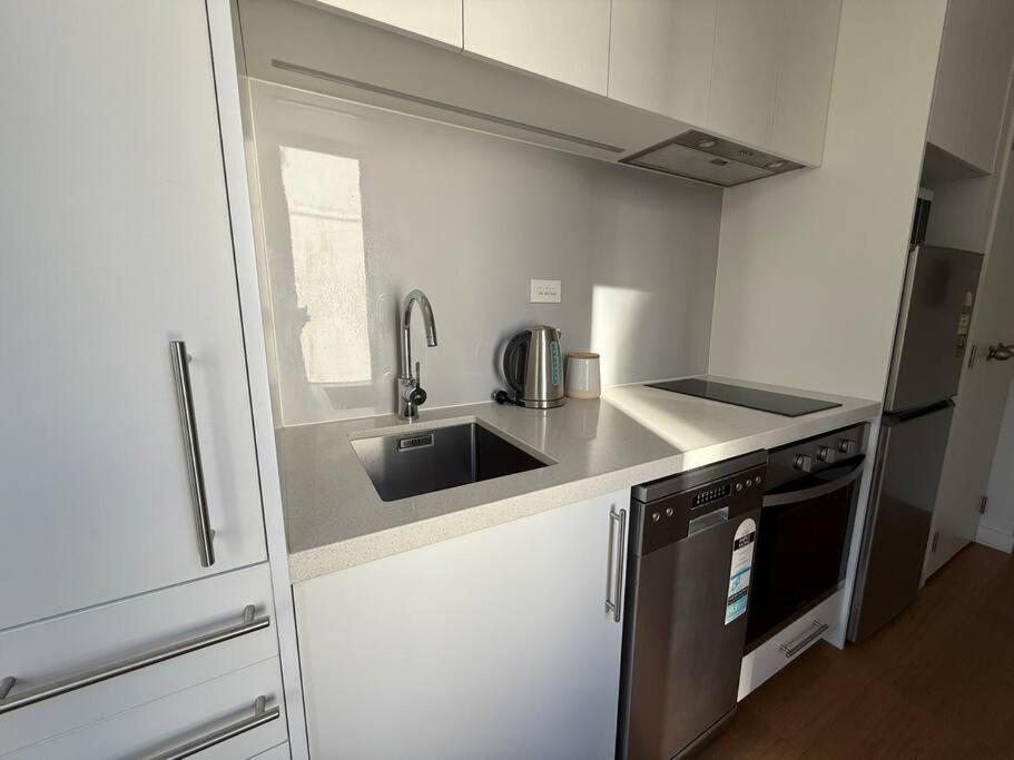 Sky Stars Central Haven Studio with nice pool In CBD heart QS051