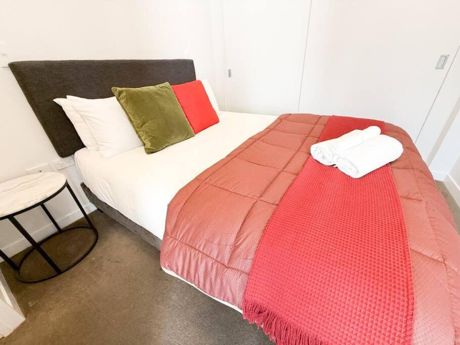 Sky Stars Central Haven Studio with nice pool In CBD heart QS051