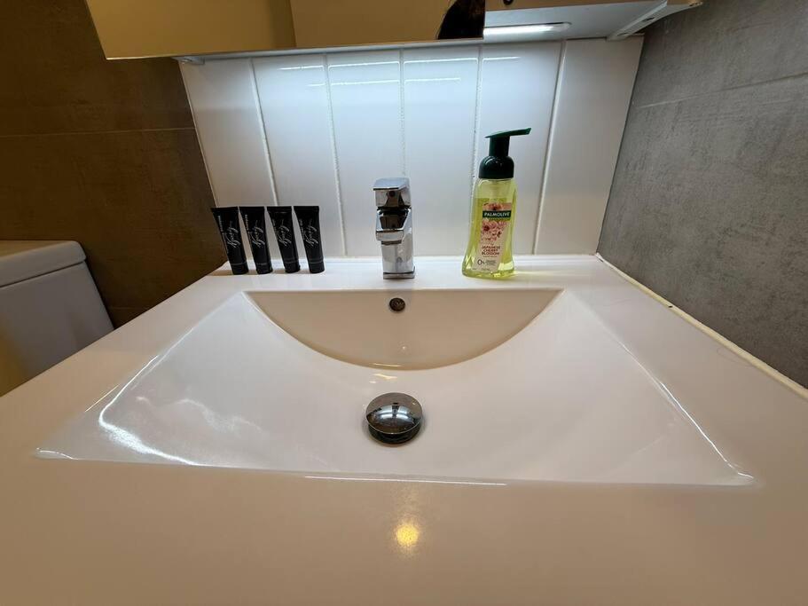 Sky Stars Central Haven Studio with nice pool In CBD heart QS051