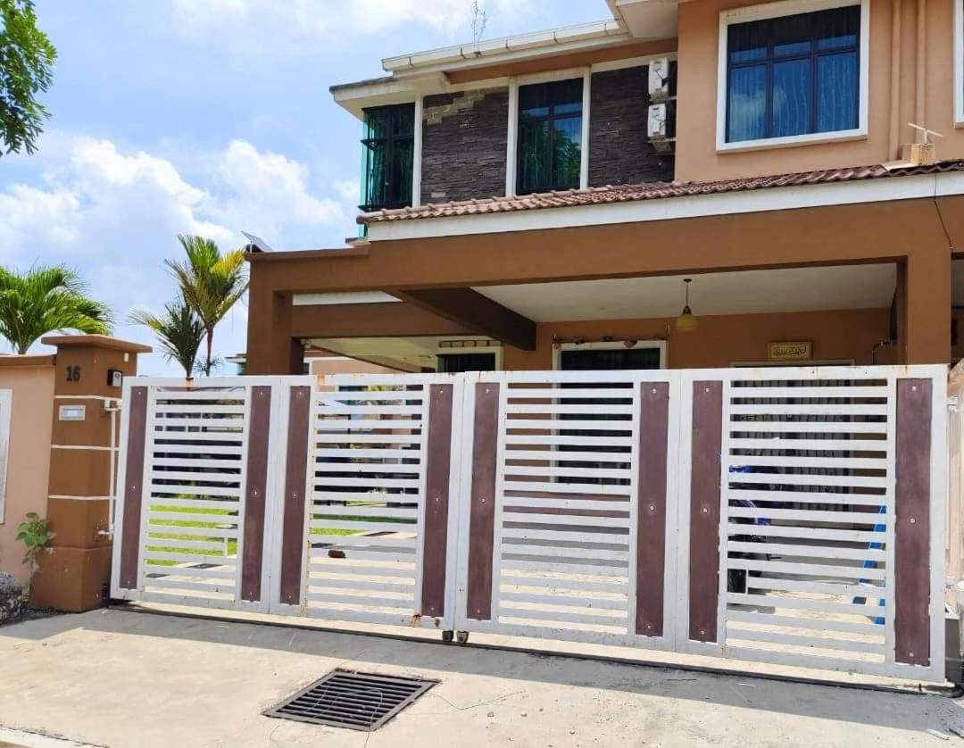 Al Baraqah Baiti Homestay Melaka with Garden Pool photo 8