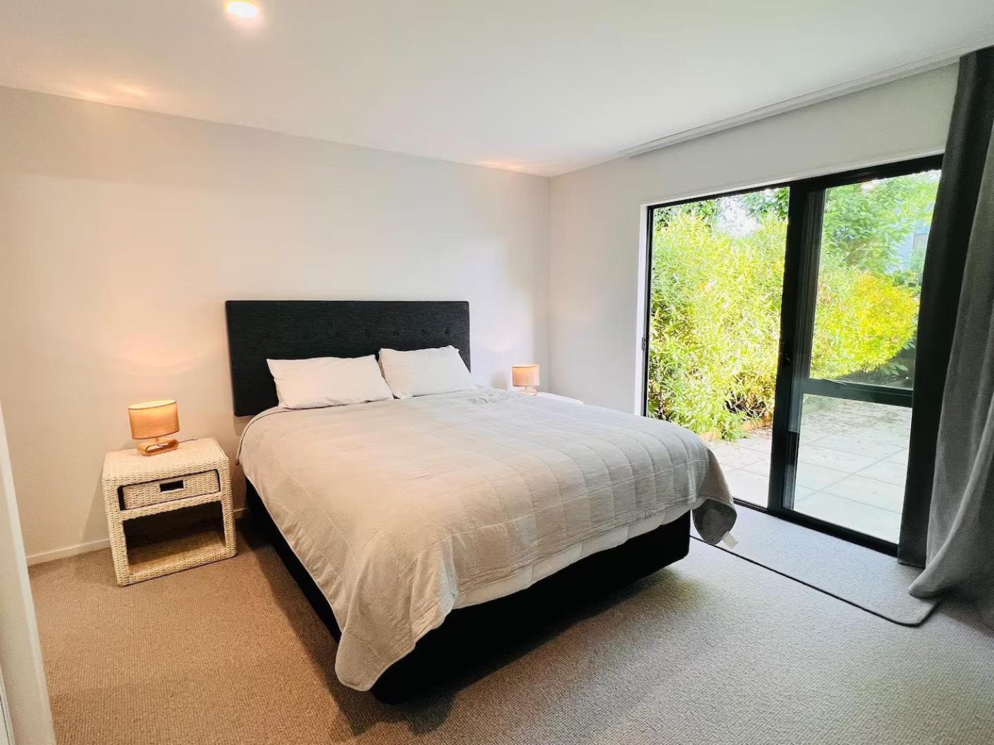 Chester St East - Christchurch Holiday Homes view 5