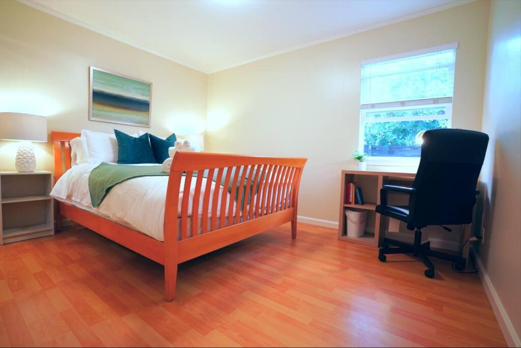 Beautiful Modern by Stanford & Shops view 4