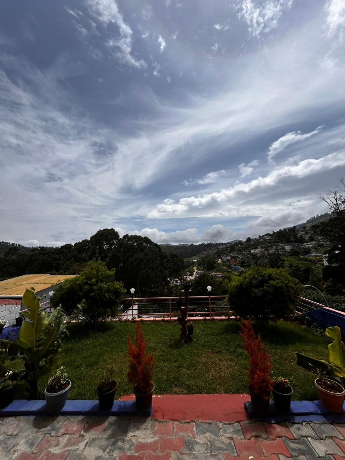 Memmsta Green Hill - Ooty view 4