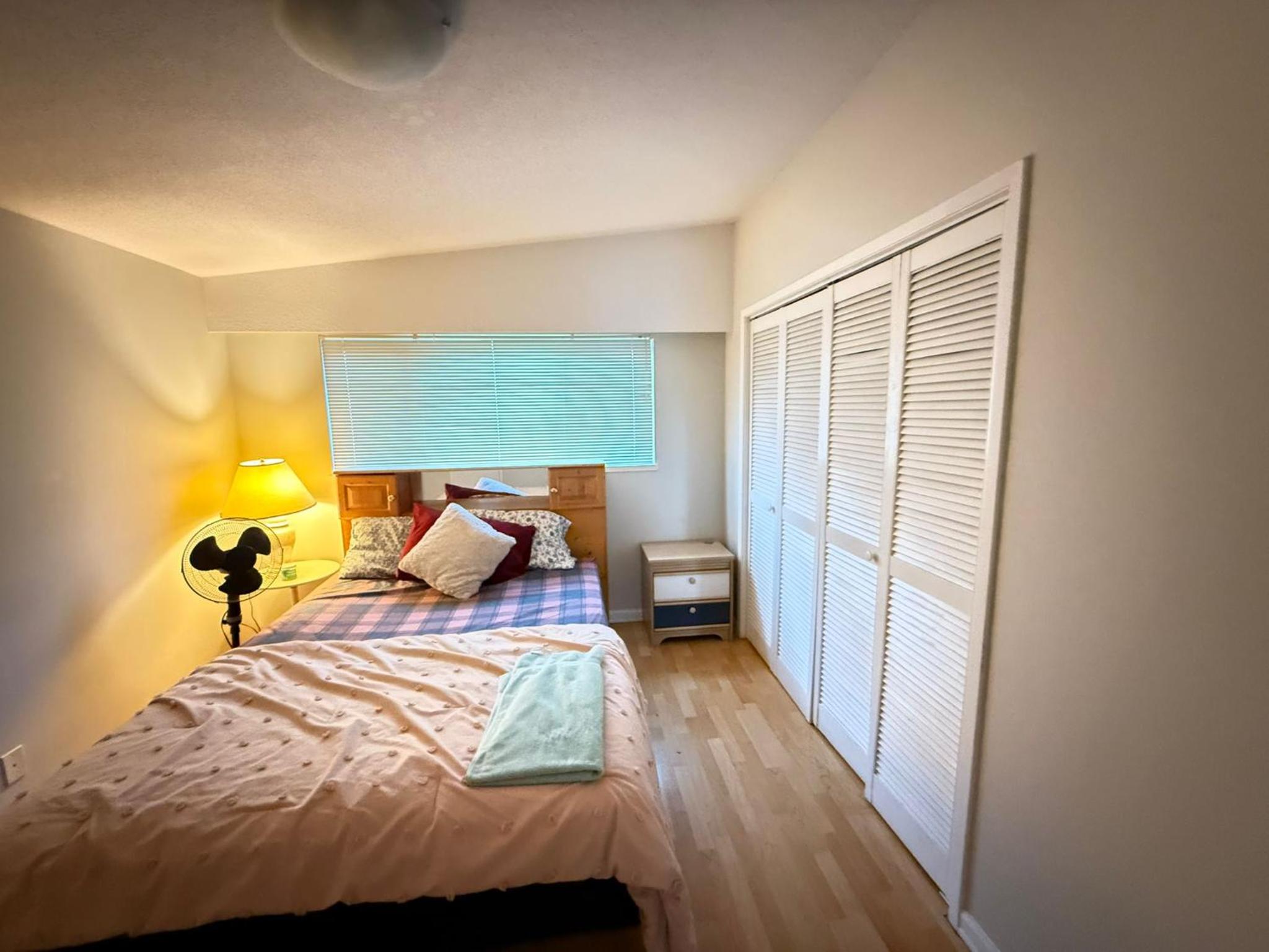 Hotel Queen Room Surrey Central City Center Holland Park