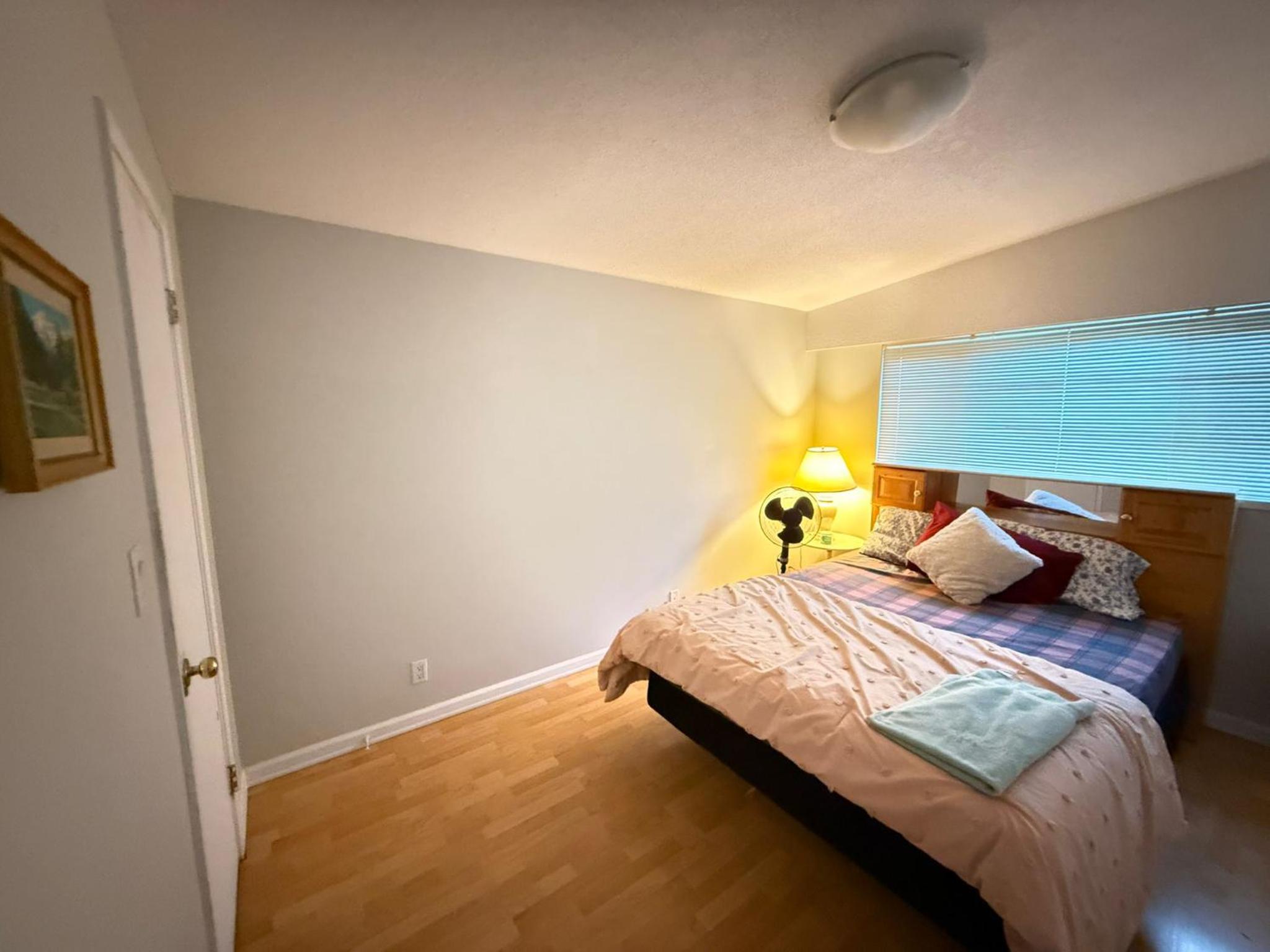 Hotel Queen Room Surrey Central City Center Holland Park