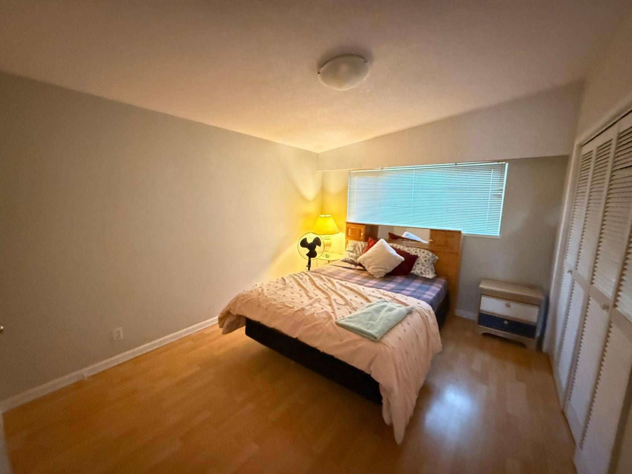 Hotel Queen Room Surrey Central City Center Holland Park