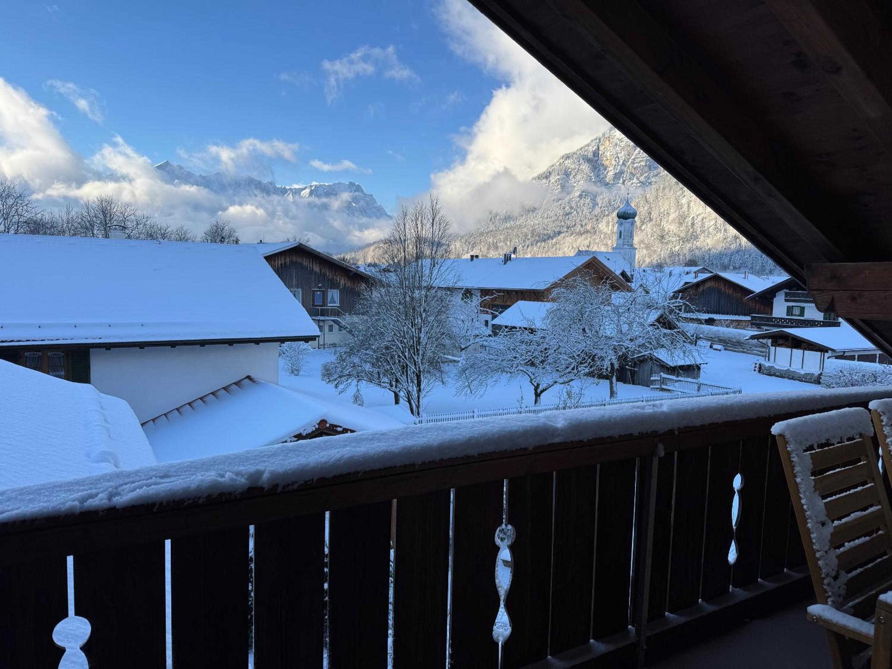 Dachgeschosswohnung mit traumhaftem Zugspitzblick bei Garmisch