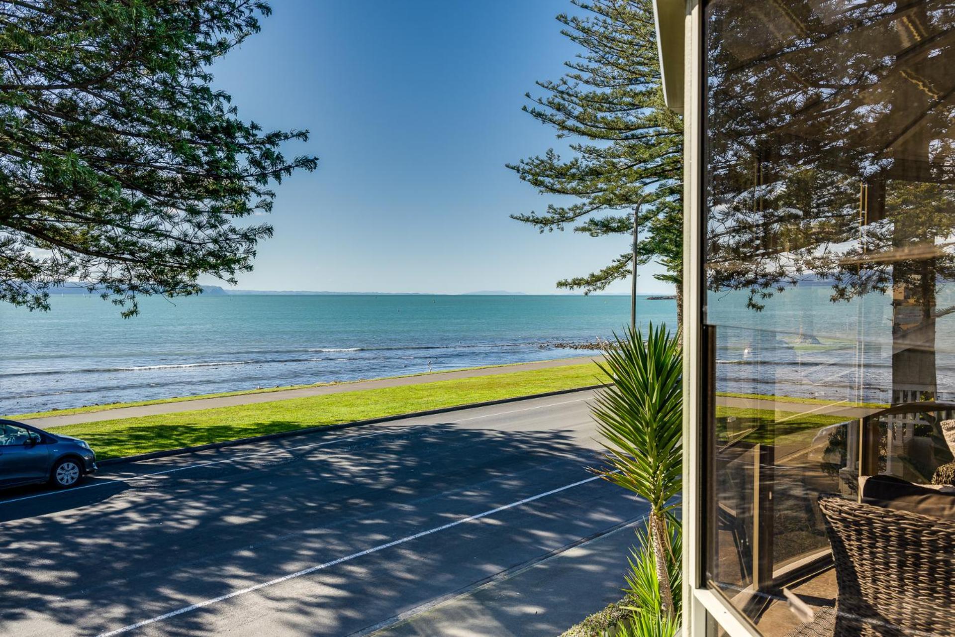 Napier Sea Views - Ahuriri Holiday House view 3
