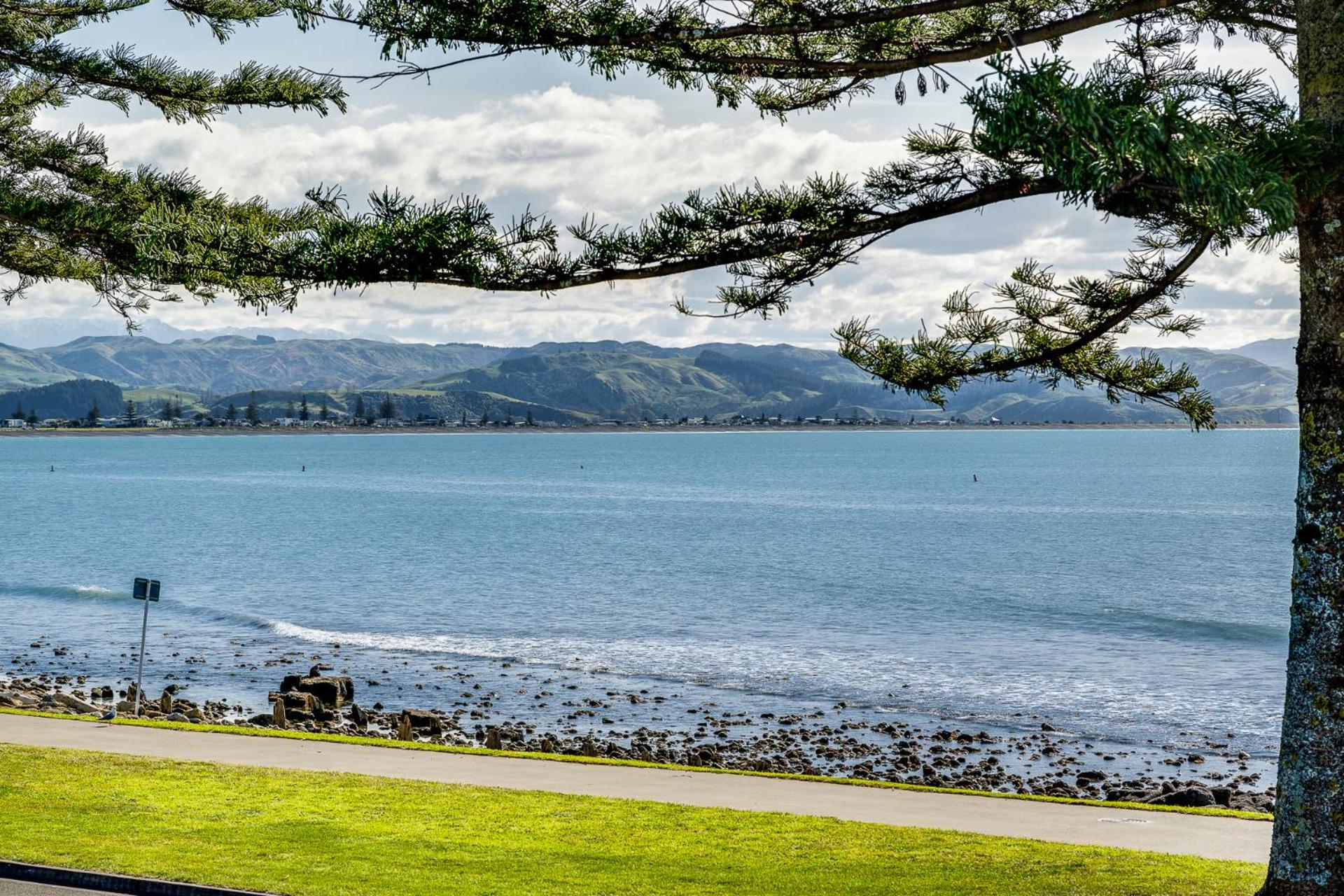 Napier Sea Views - Ahuriri Holiday House view 4