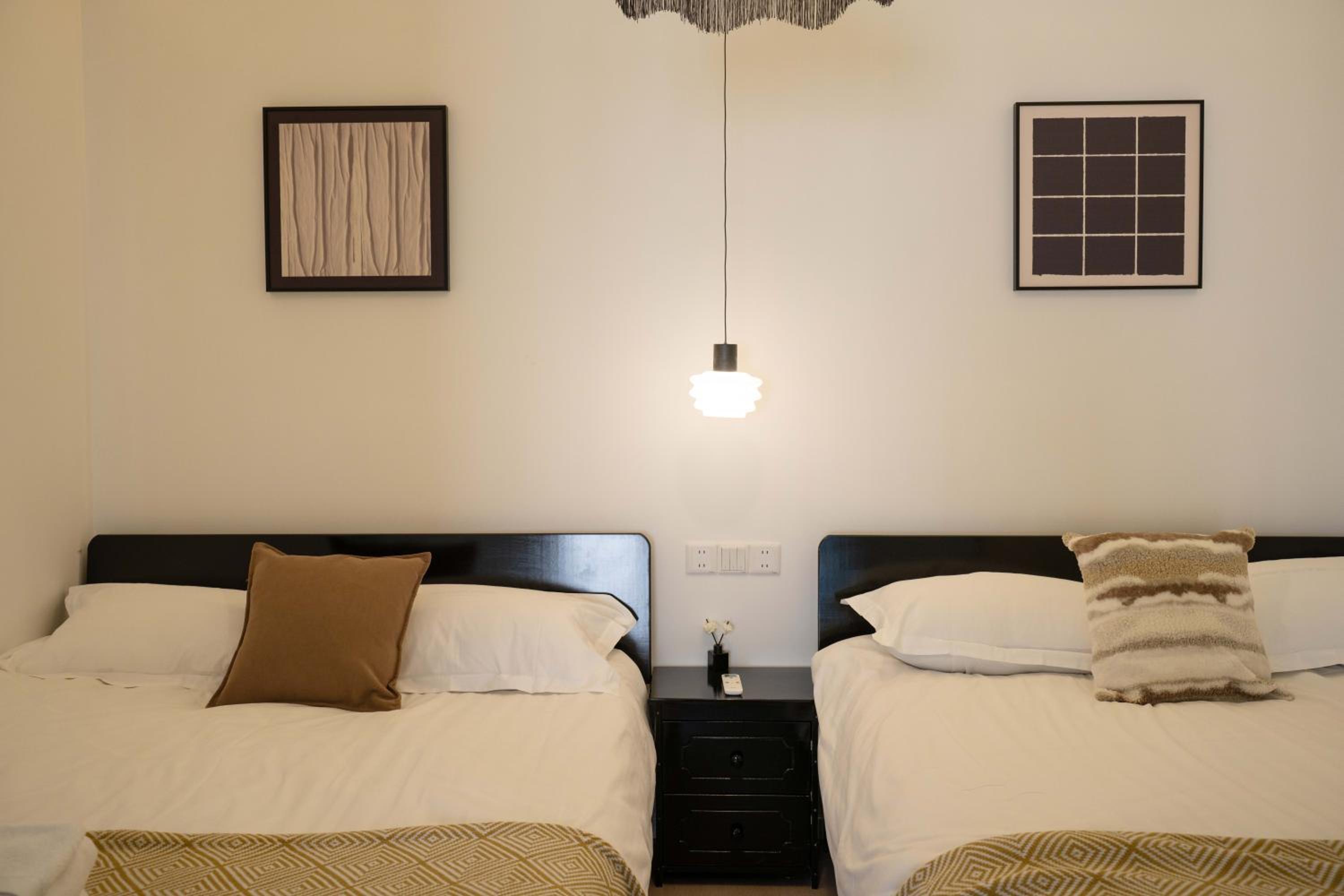 Yi Du Home with Double Views-At West Nanjing Road, Near Metro, Cards OK