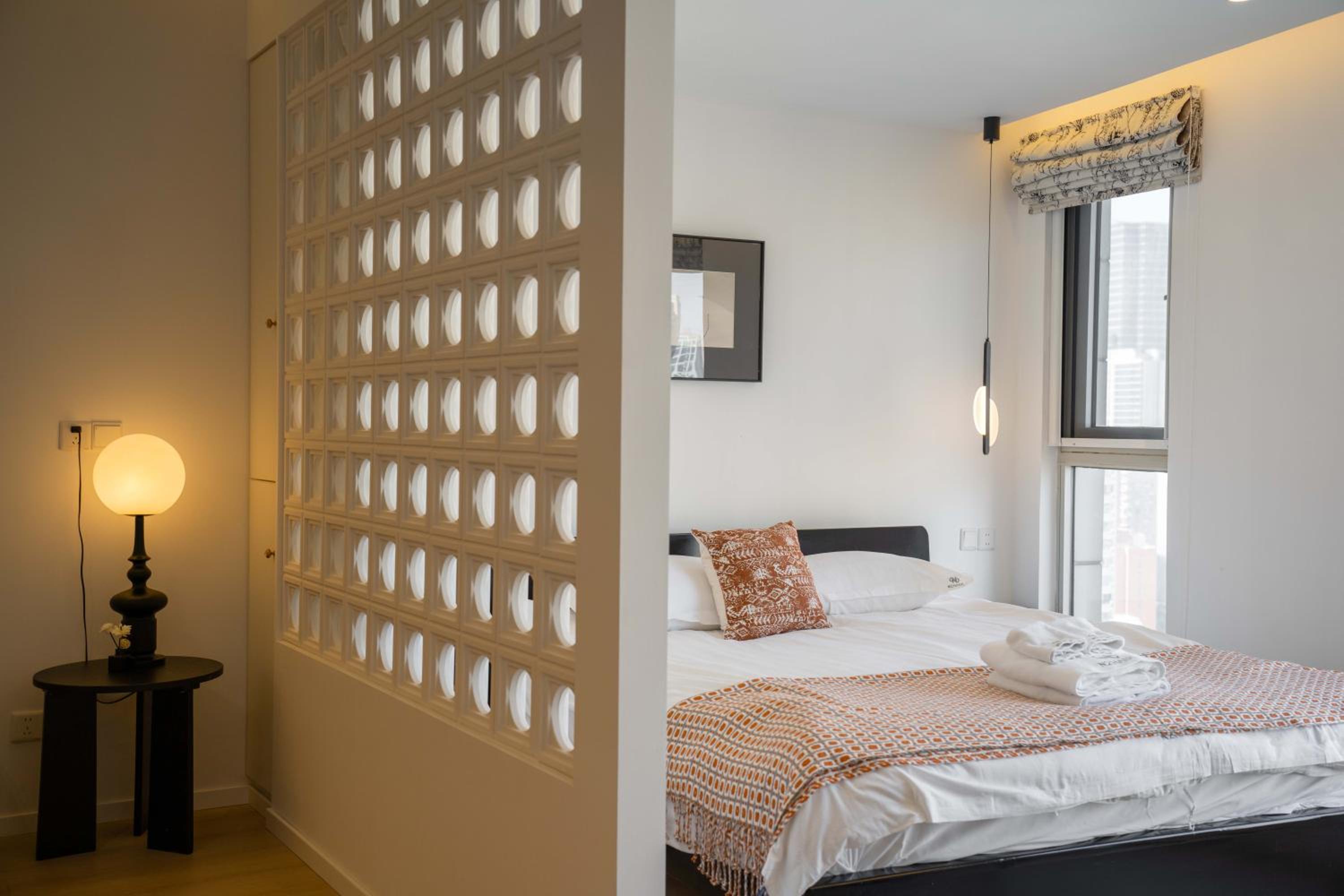 Yi Du Home with Double Views-At West Nanjing Road, Near Metro, Cards OK