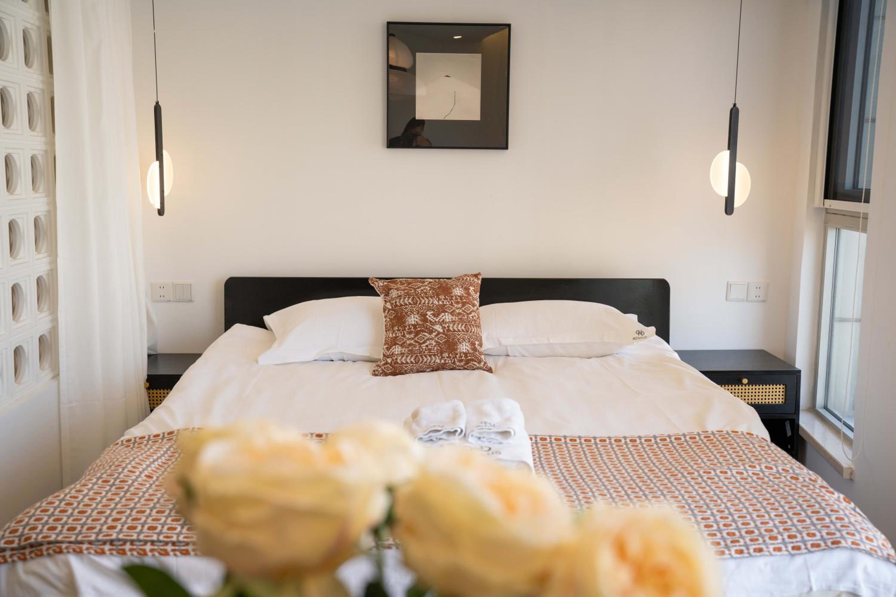 Yi Du Home with Double Views-At West Nanjing Road, Near Metro, Cards OK