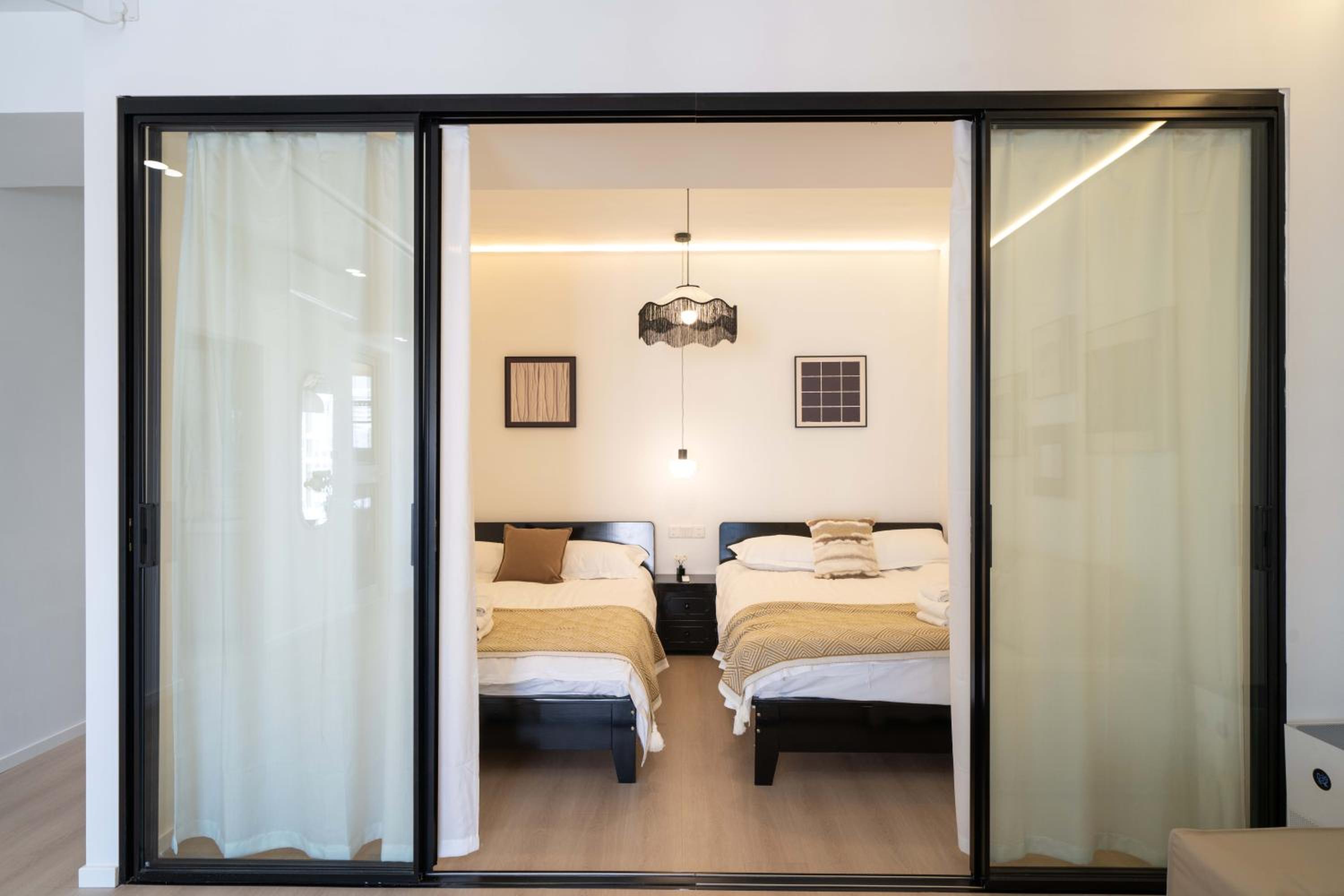 Yi Du Home with Double Views-At West Nanjing Road, Near Metro, Cards OK