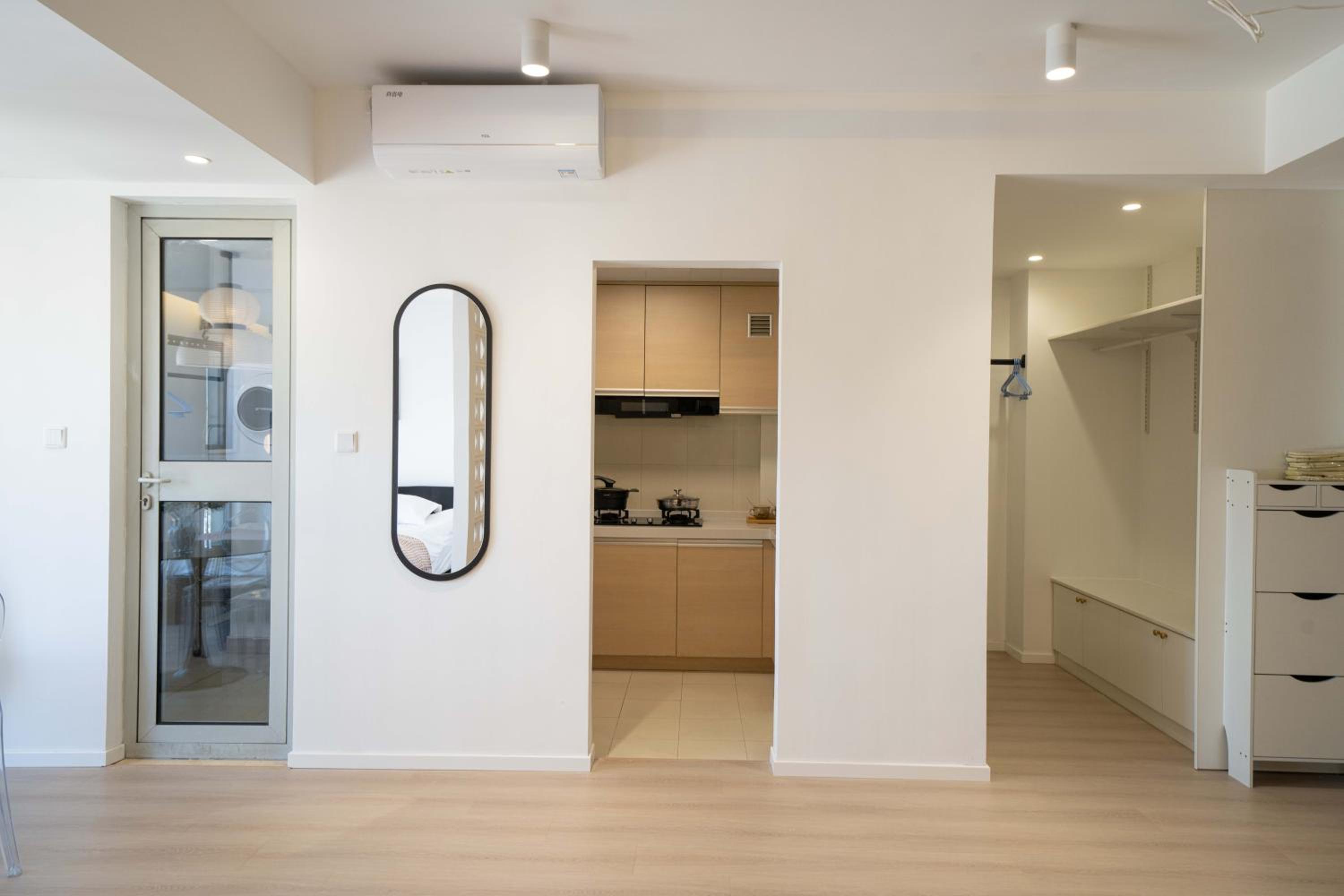 Yi Du Home with Double Views-At West Nanjing Road, Near Metro, Cards OK