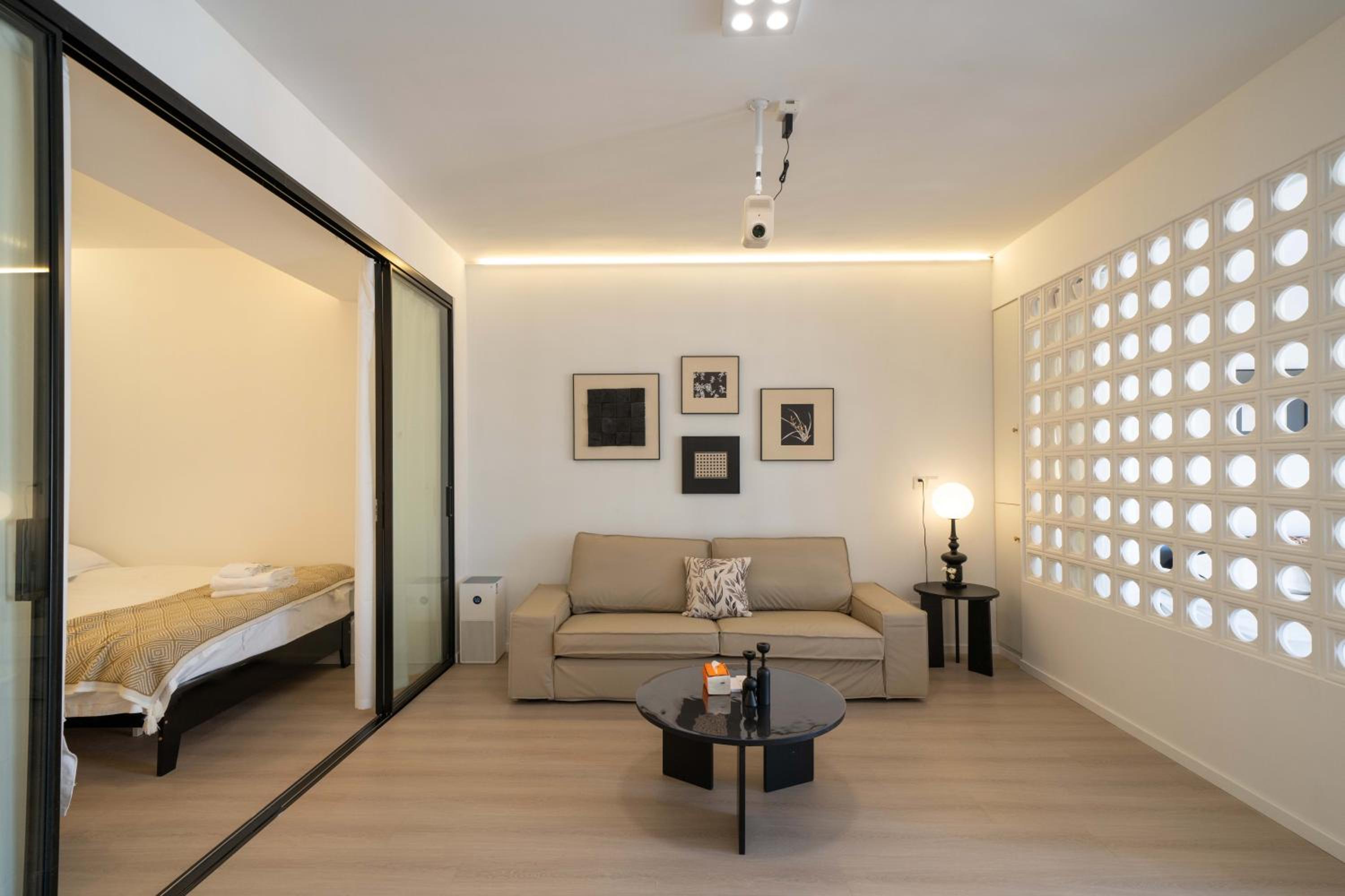 Yi Du Home with Double Views-At West Nanjing Road, Near Metro, Cards OK