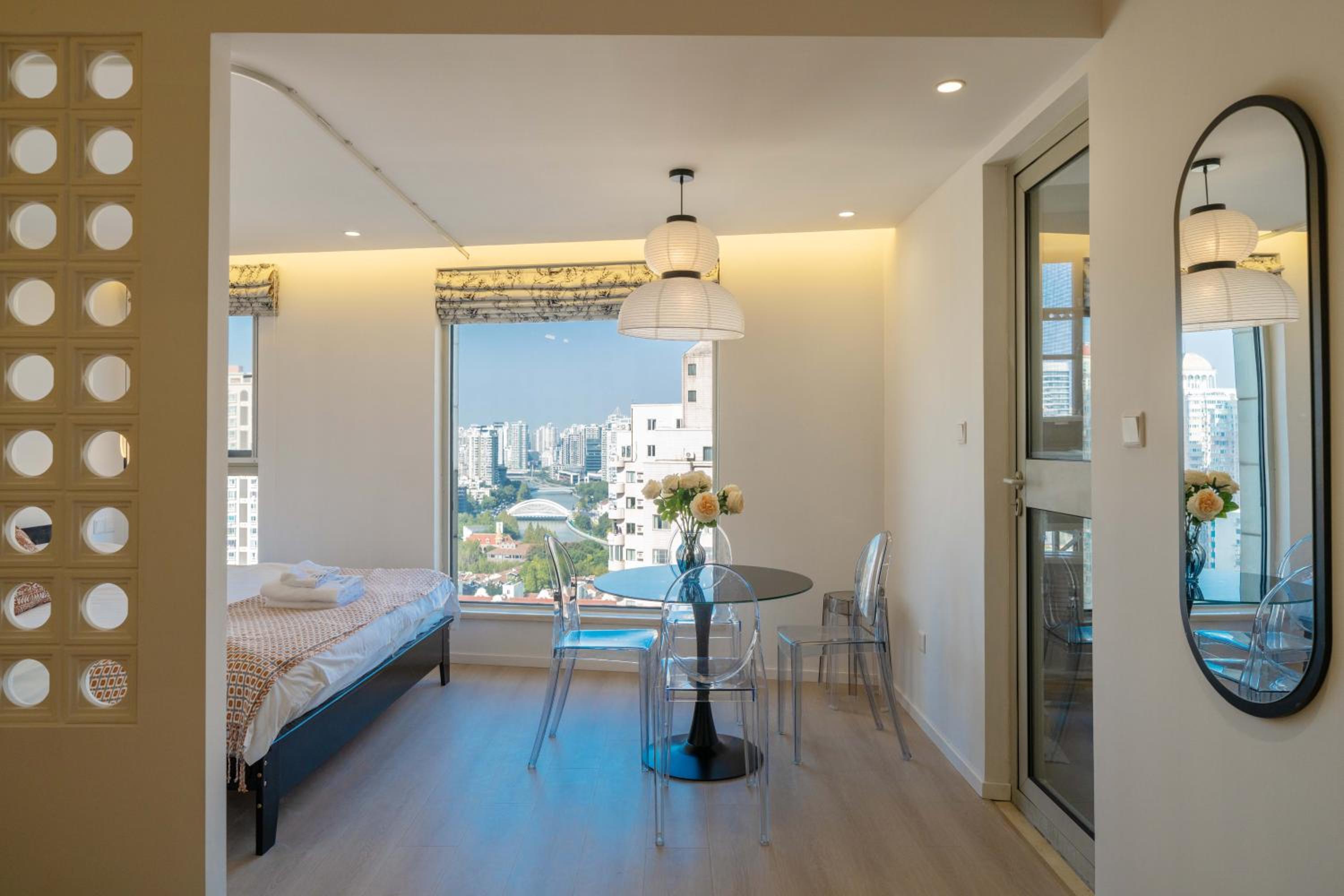 Yi Du Home with Double Views-At West Nanjing Road, Near Metro, Cards OK