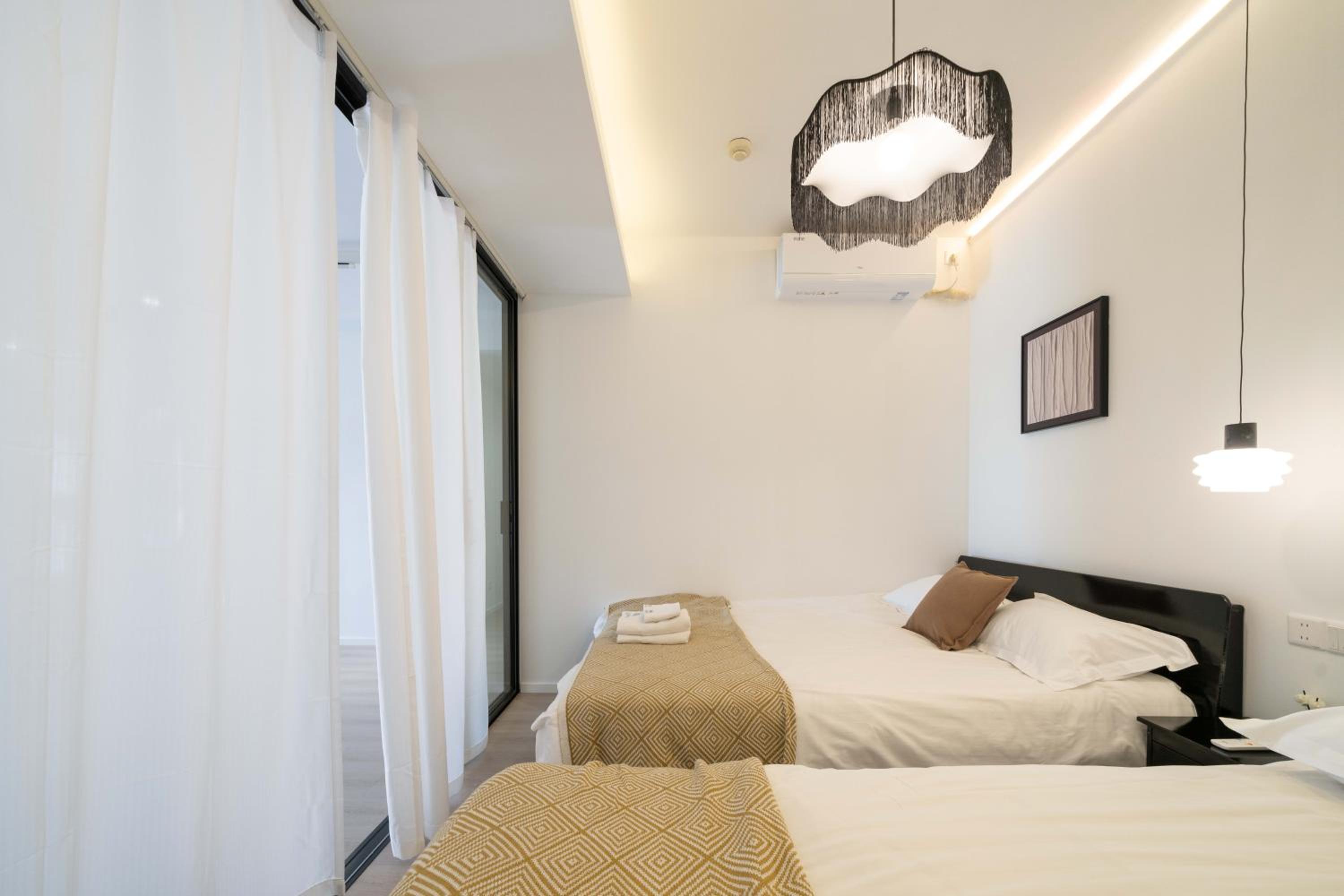 Yi Du Home with Double Views-At West Nanjing Road, Near Metro, Cards OK