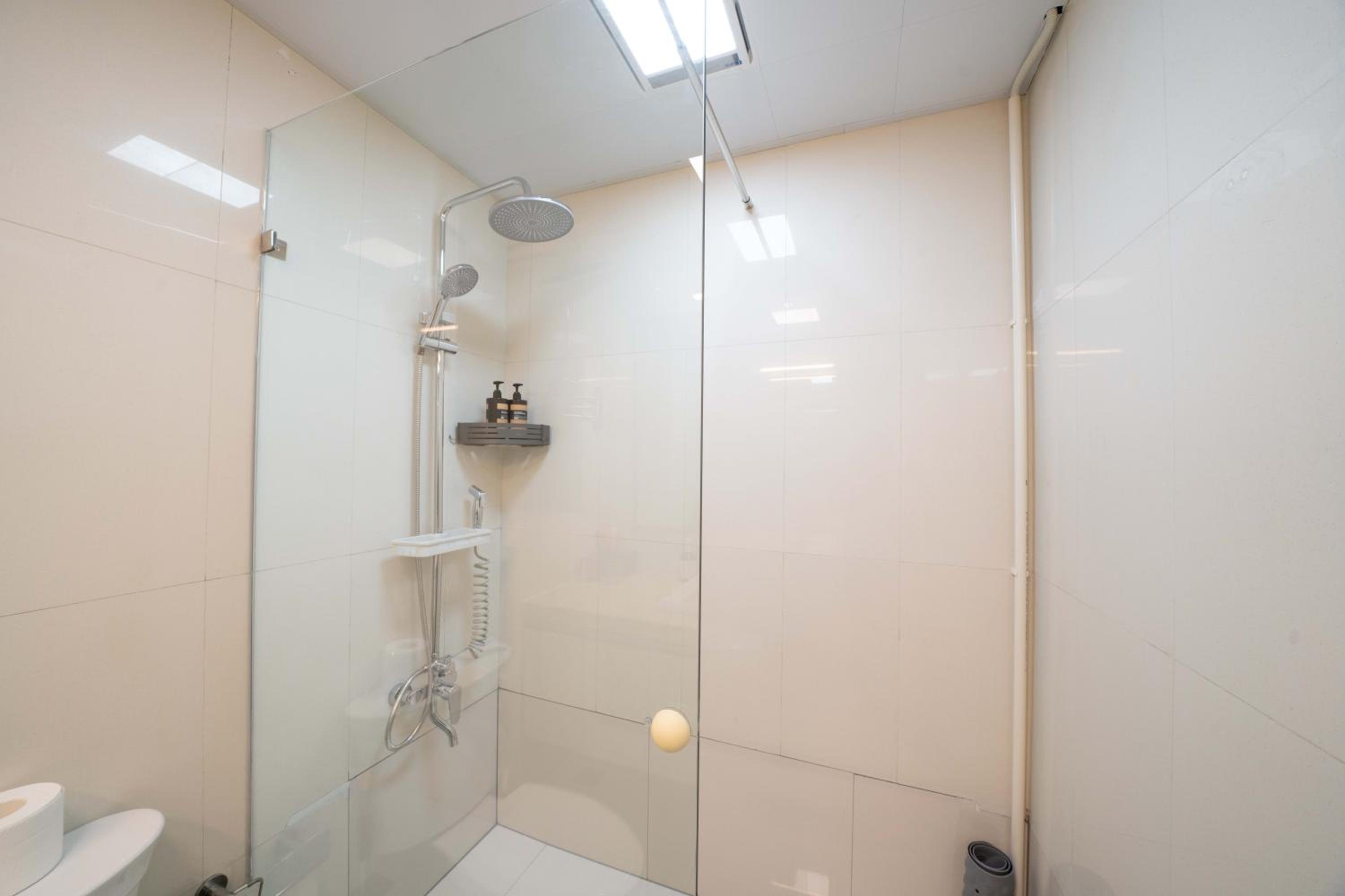 Yi Du Home with Double Views-At West Nanjing Road, Near Metro, Cards OK