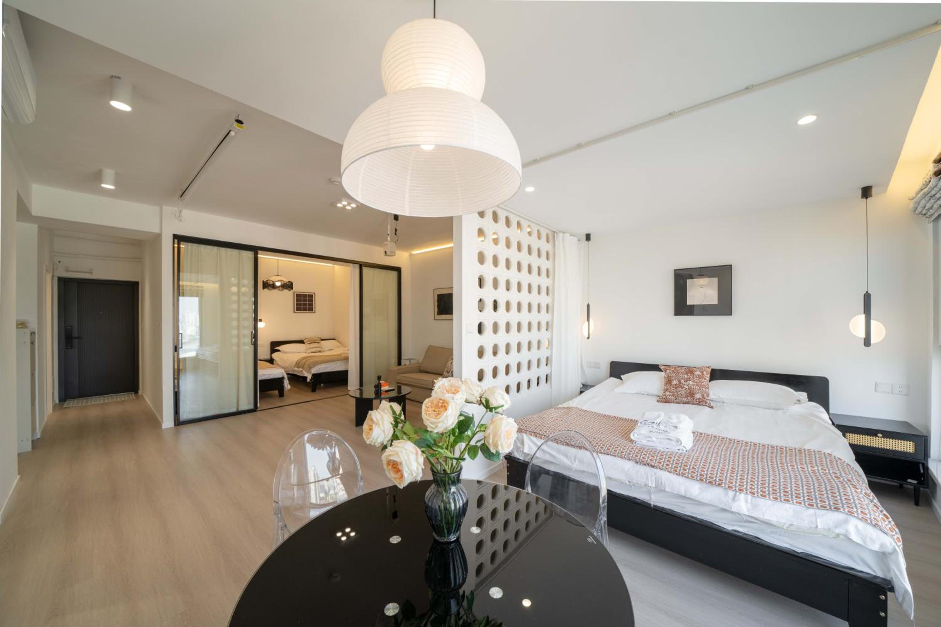 Yi Du Home with Double Views-At West Nanjing Road, Near Metro, Cards OK