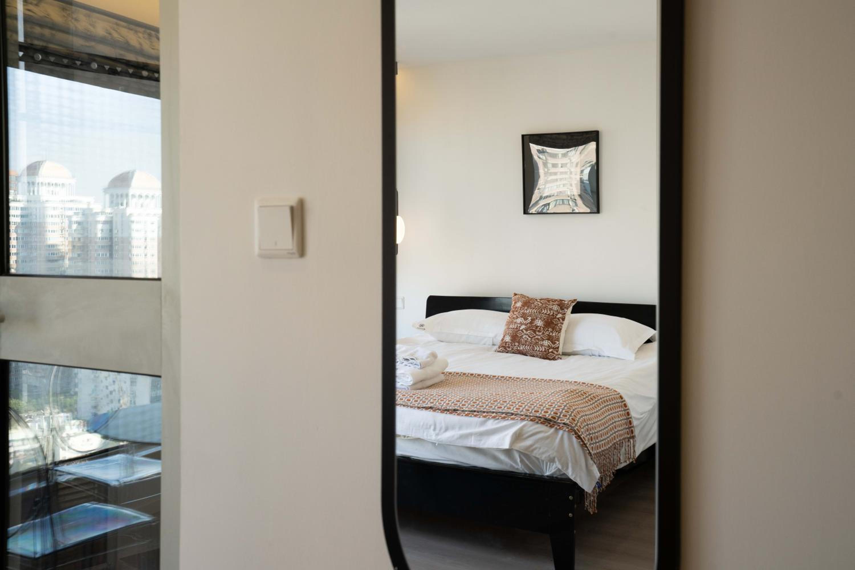 Yi Du Home with Double Views-At West Nanjing Road, Near Metro, Cards OK
