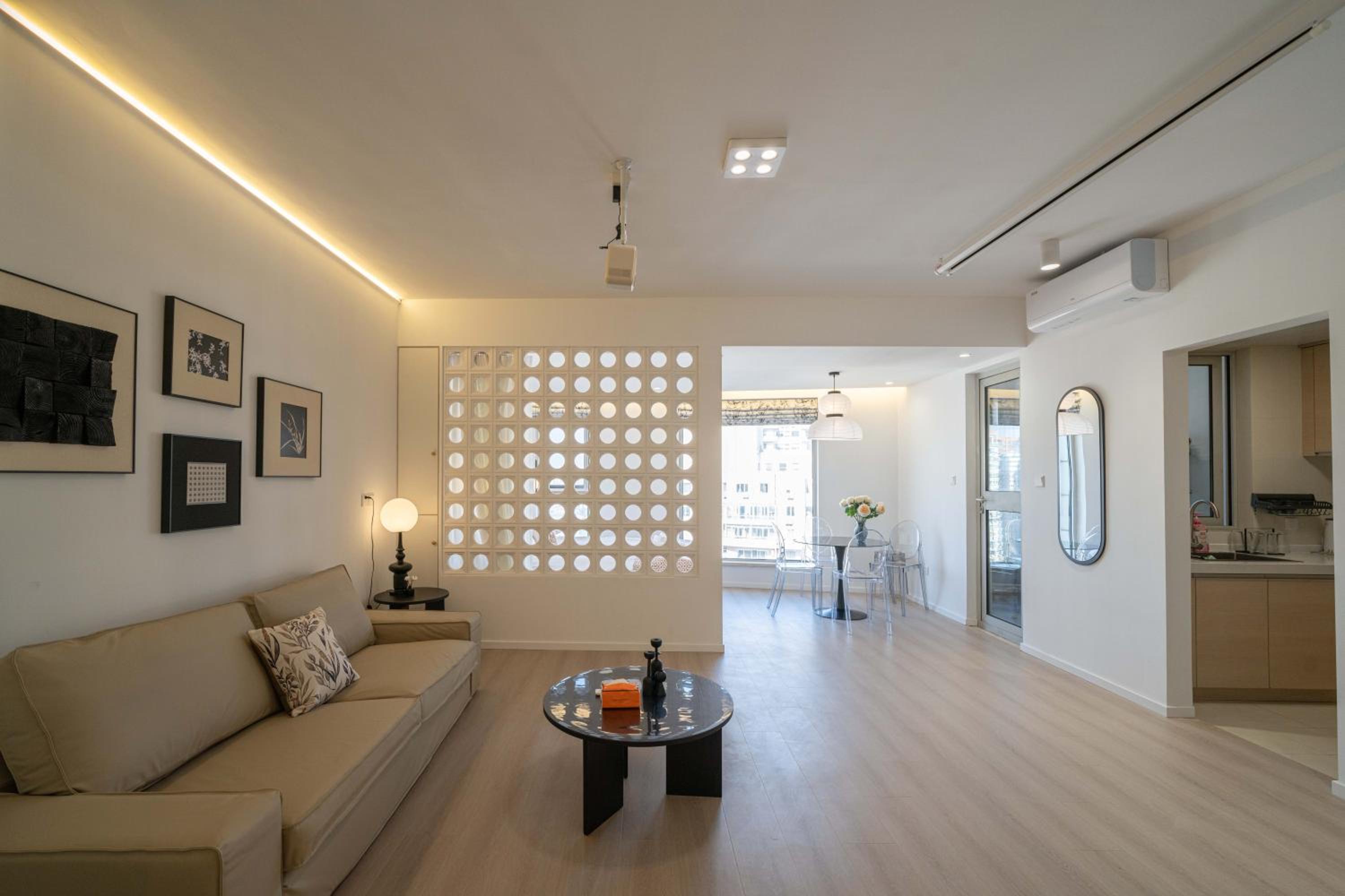 Yi Du Home with Double Views-At West Nanjing Road, Near Metro, Cards OK