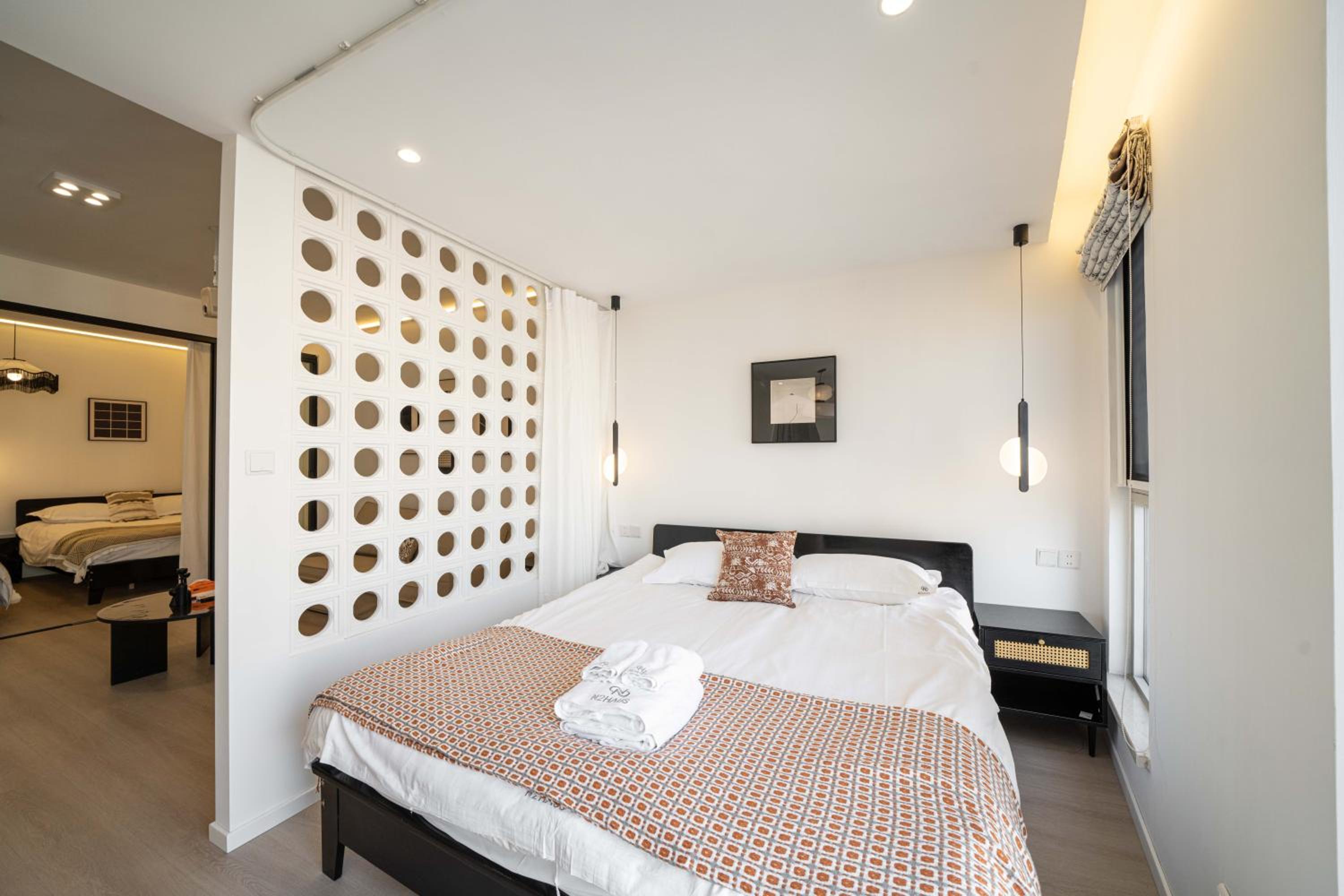 Yi Du Home with Double Views-At West Nanjing Road, Near Metro, Cards OK