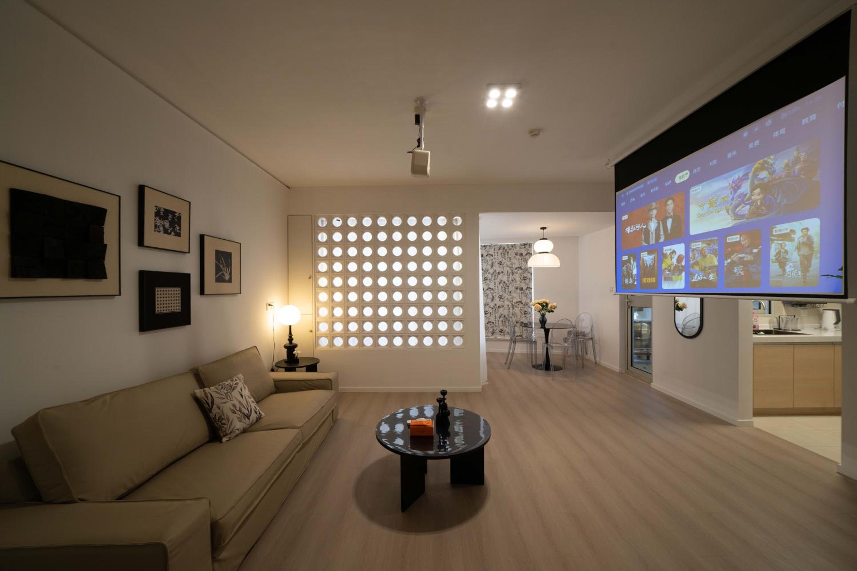 Yi Du Home with Double Views-At West Nanjing Road, Near Metro, Cards OK