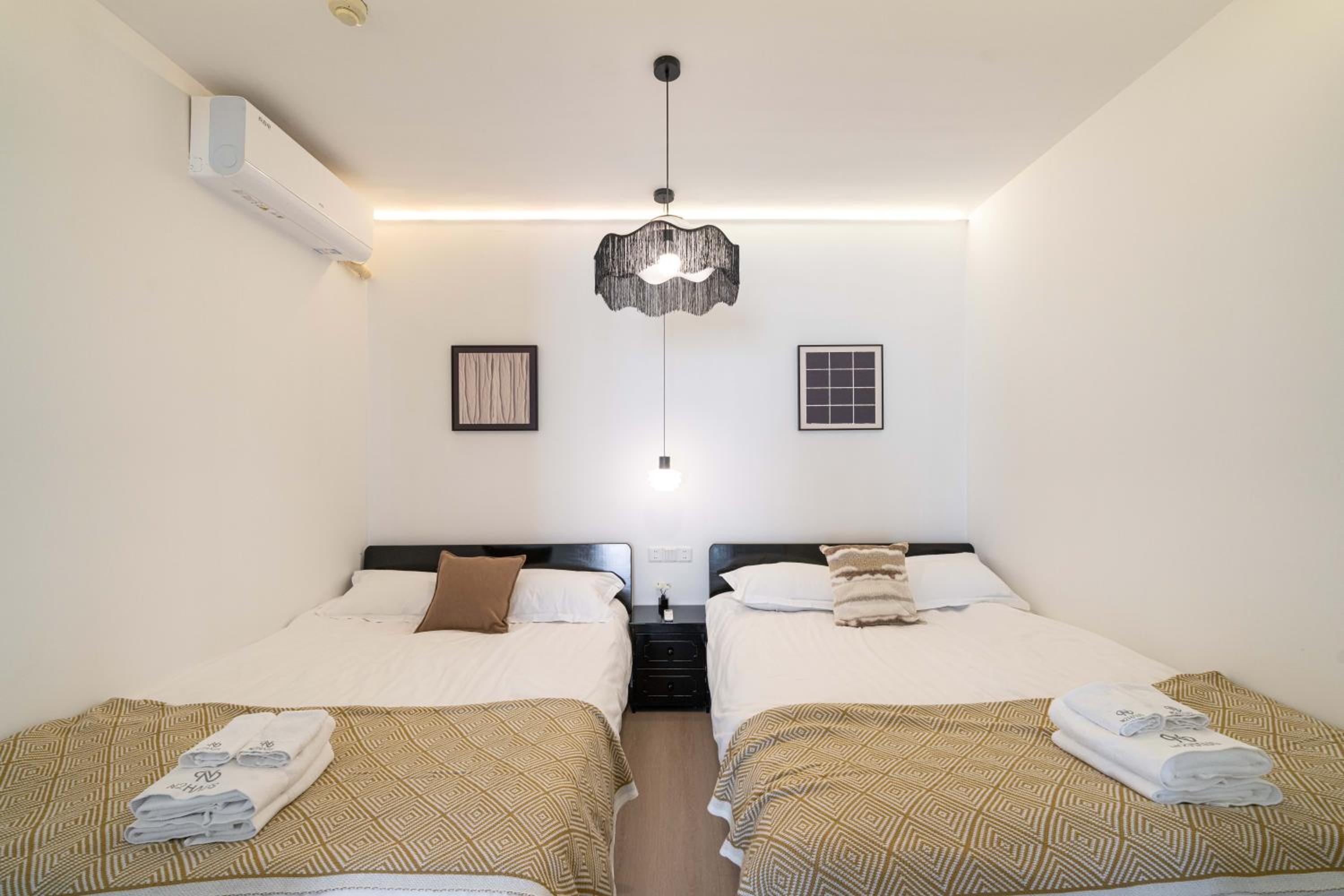 Yi Du Home with Double Views-At West Nanjing Road, Near Metro, Cards OK