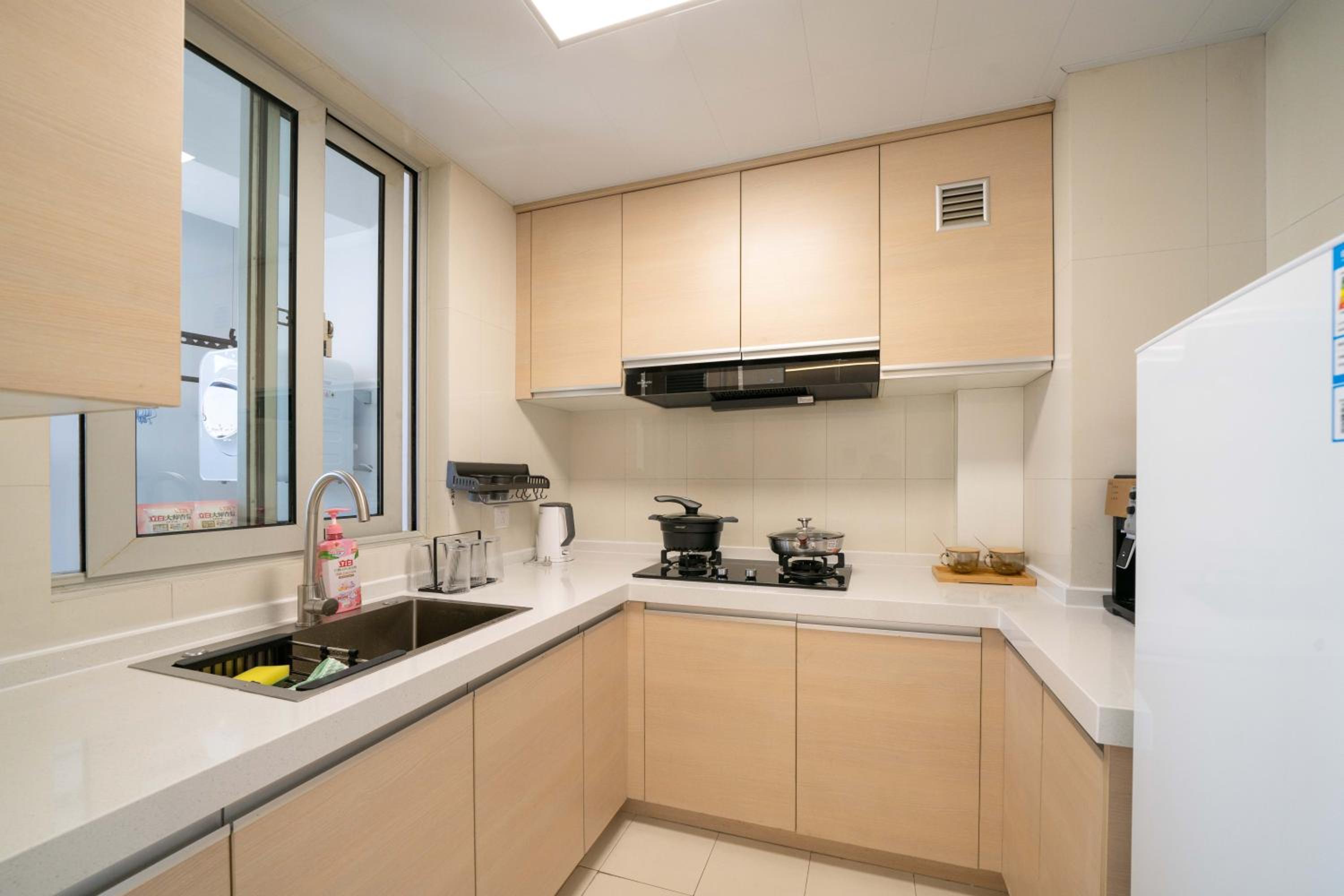 Yi Du Home with Double Views-At West Nanjing Road, Near Metro, Cards OK