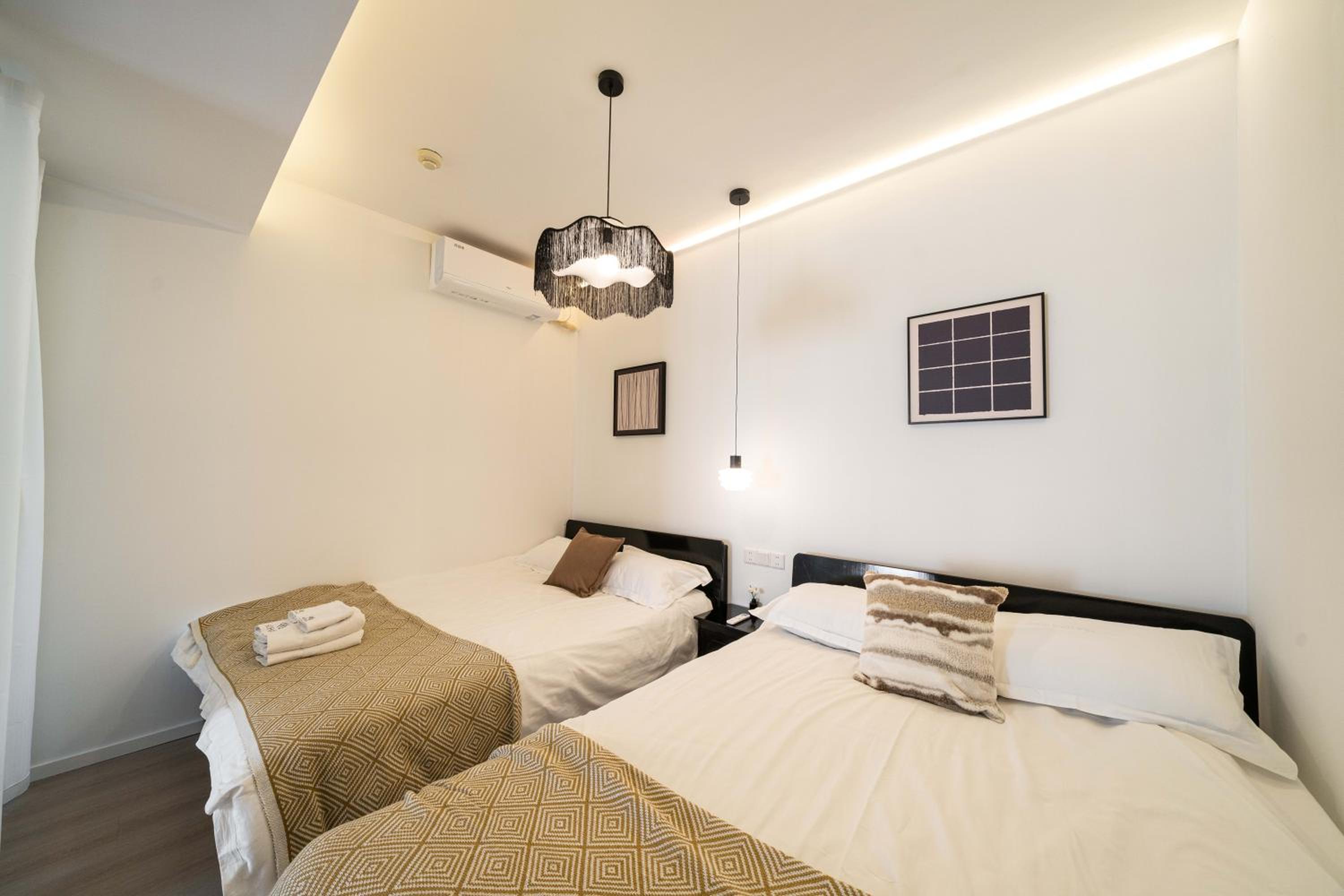 Yi Du Home with Double Views-At West Nanjing Road, Near Metro, Cards OK