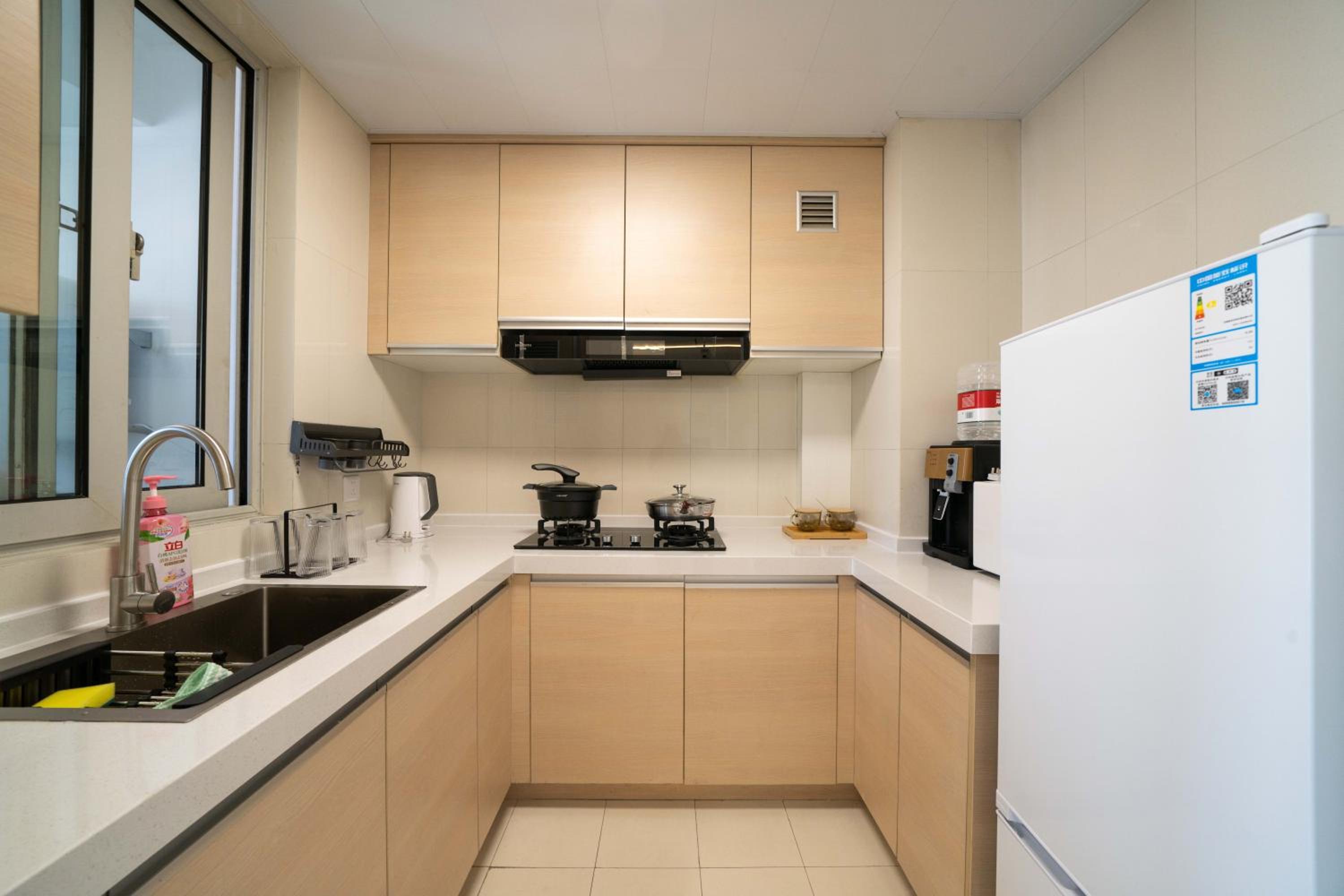 Yi Du Home with Double Views-At West Nanjing Road, Near Metro, Cards OK