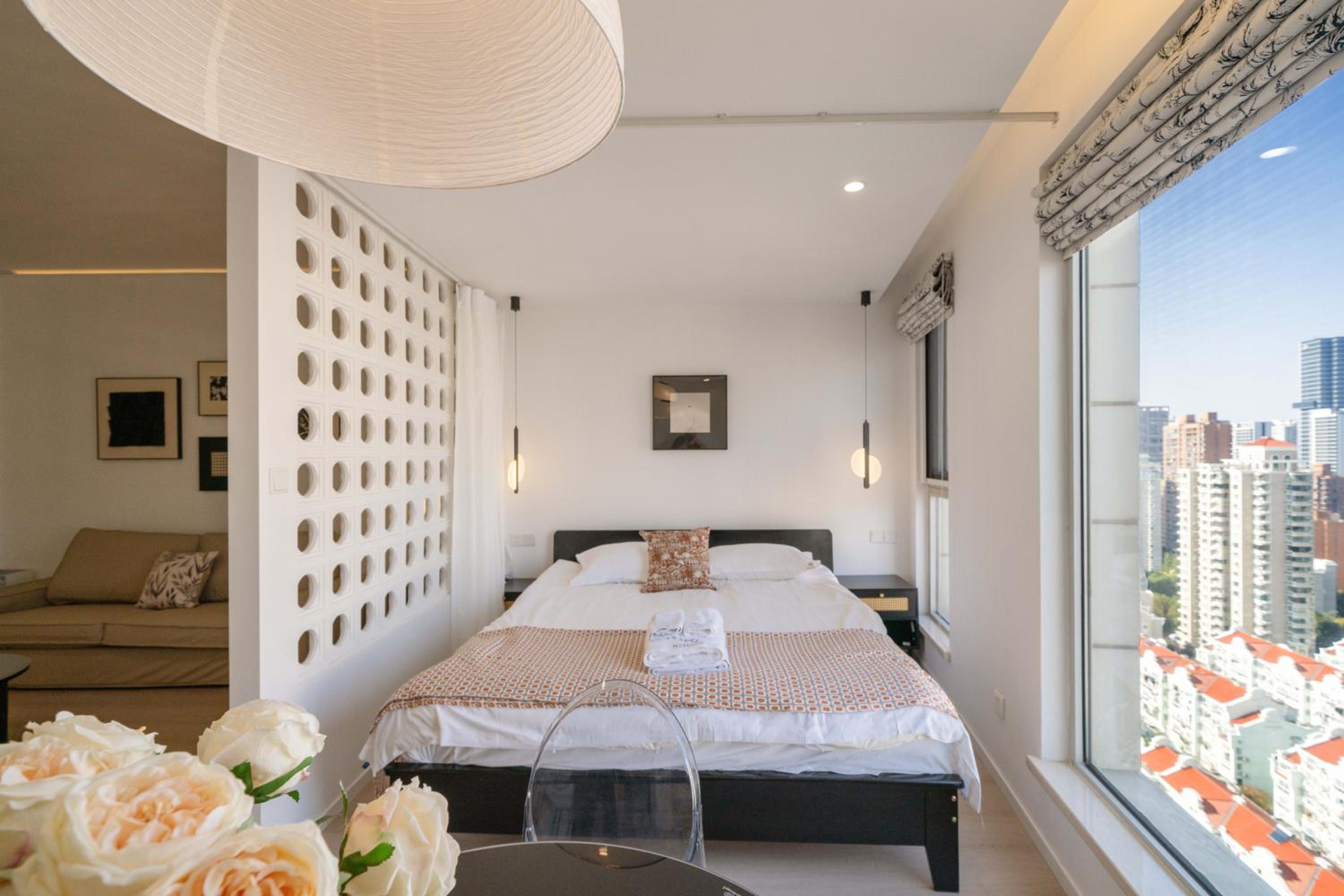 Yi Du Home with Double Views-At West Nanjing Road, Near Metro, Cards OK