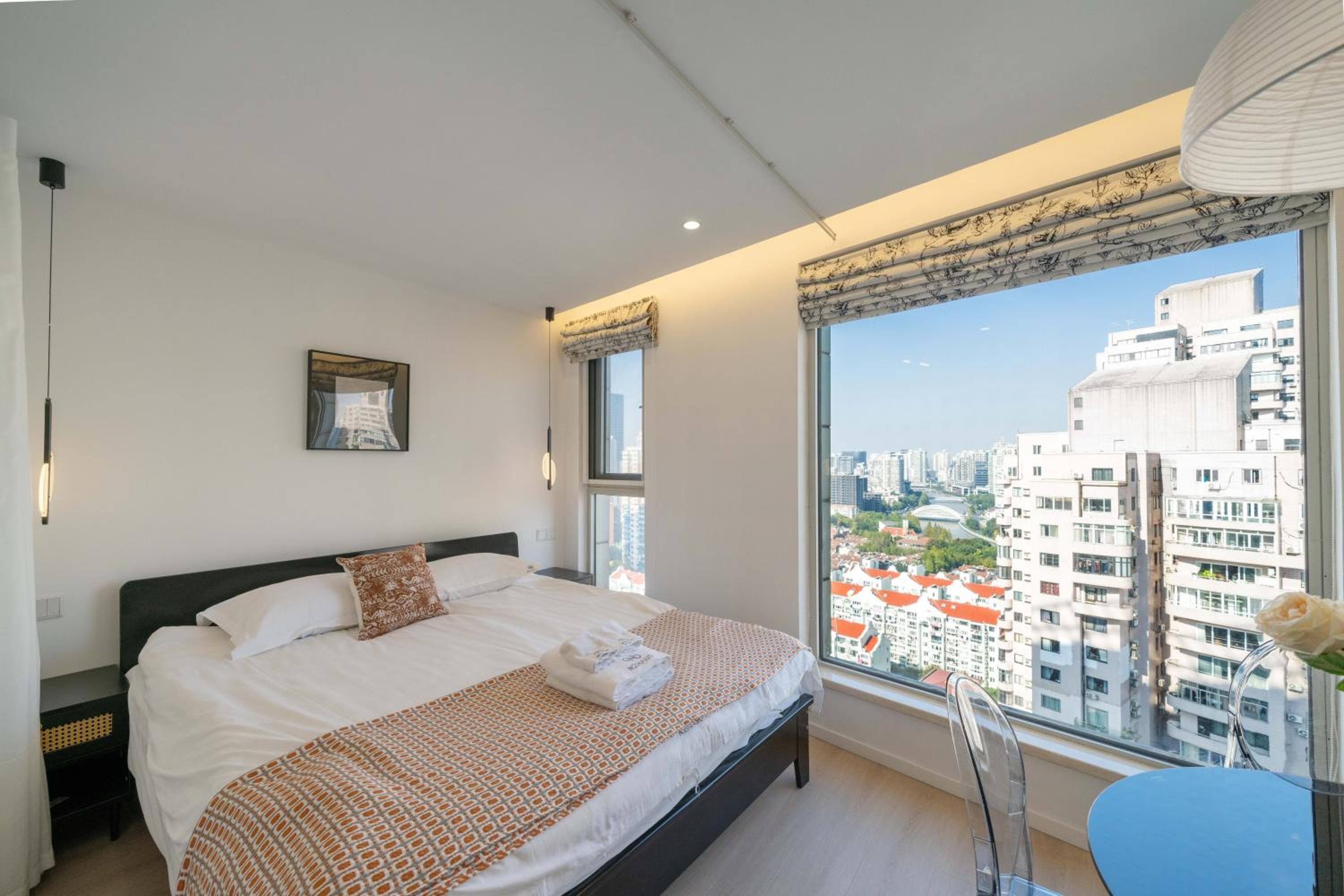 Yi Du Home with Double Views-At West Nanjing Road, Near Metro, Cards OK