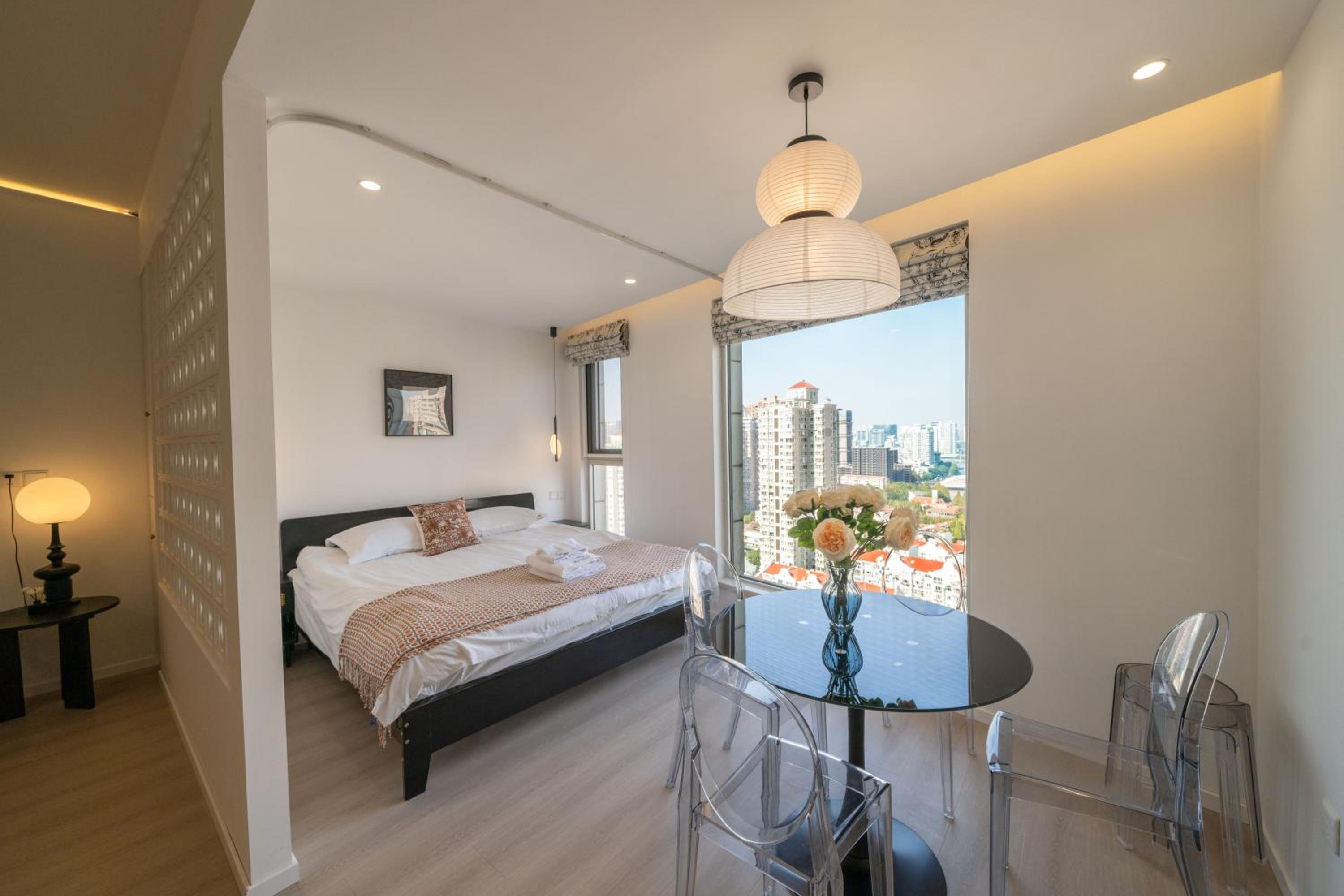 Yi Du Home with Double Views-At West Nanjing Road, Near Metro, Cards OK
