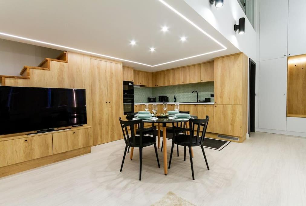 2 BR w AC Extravagant Gallery Loft by NW Apartments