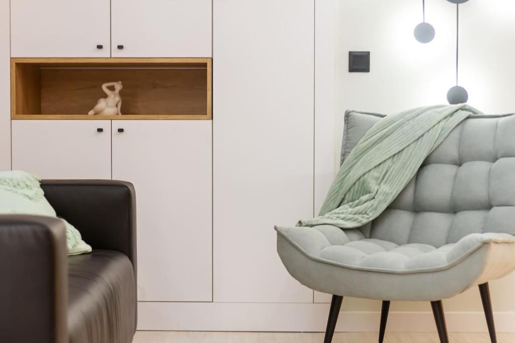 2 BR w AC Extravagant Gallery Loft by NW Apartments