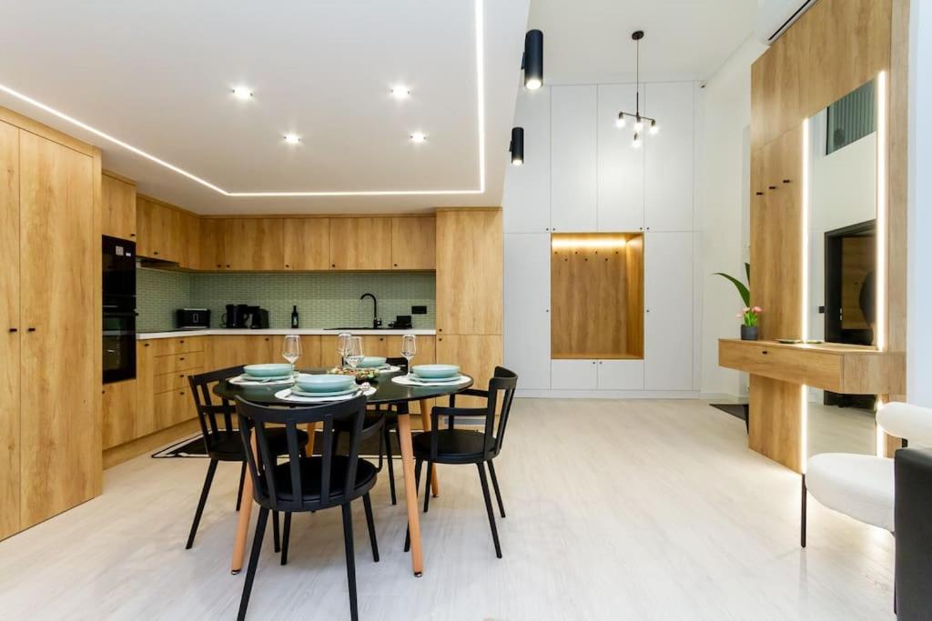 2 BR w AC Extravagant Gallery Loft by NW Apartments