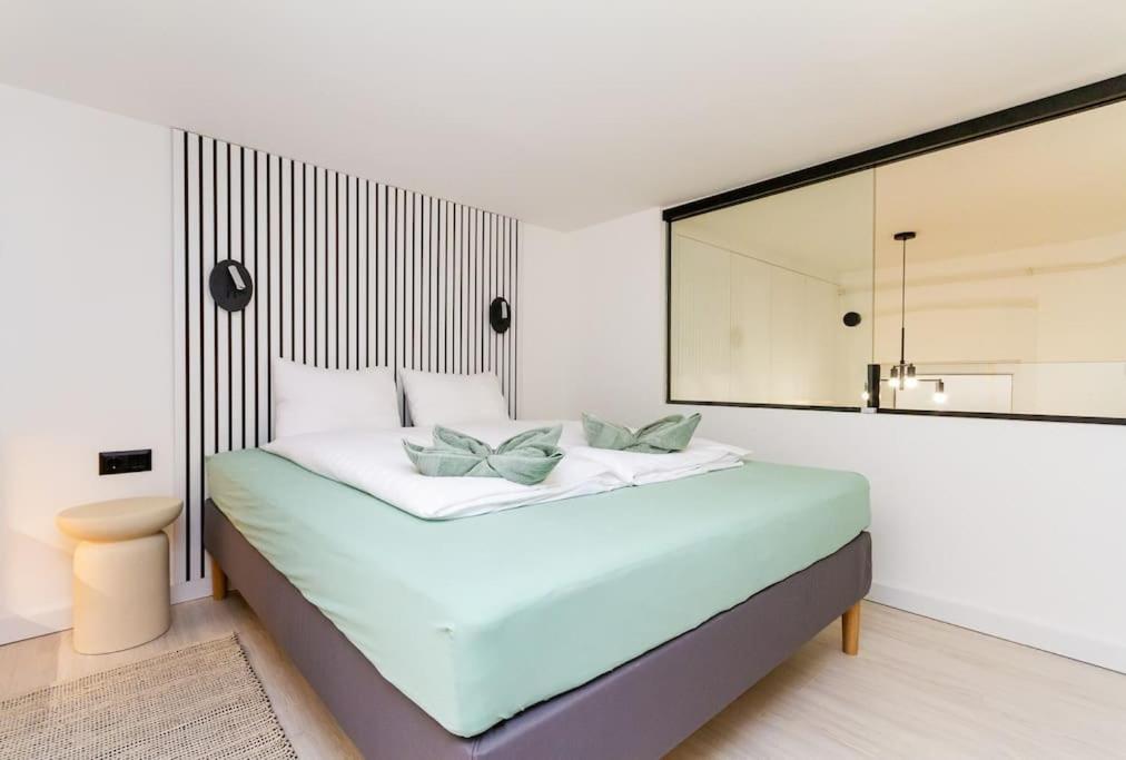 2 BR w AC Extravagant Gallery Loft by NW Apartments