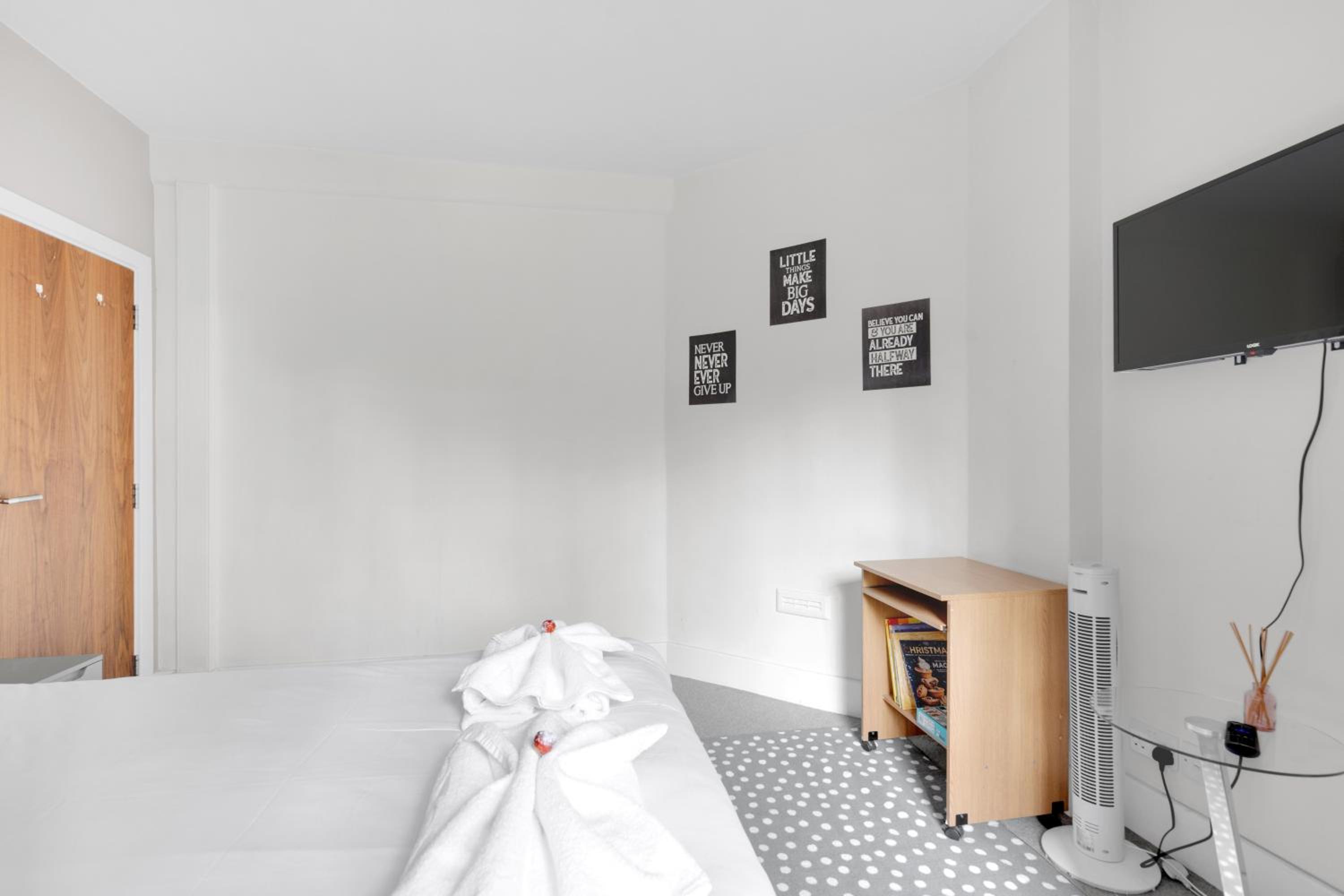 Wimbledon & West End Ready, Sleek 1-Bed with Lightning-Fast Tube Access