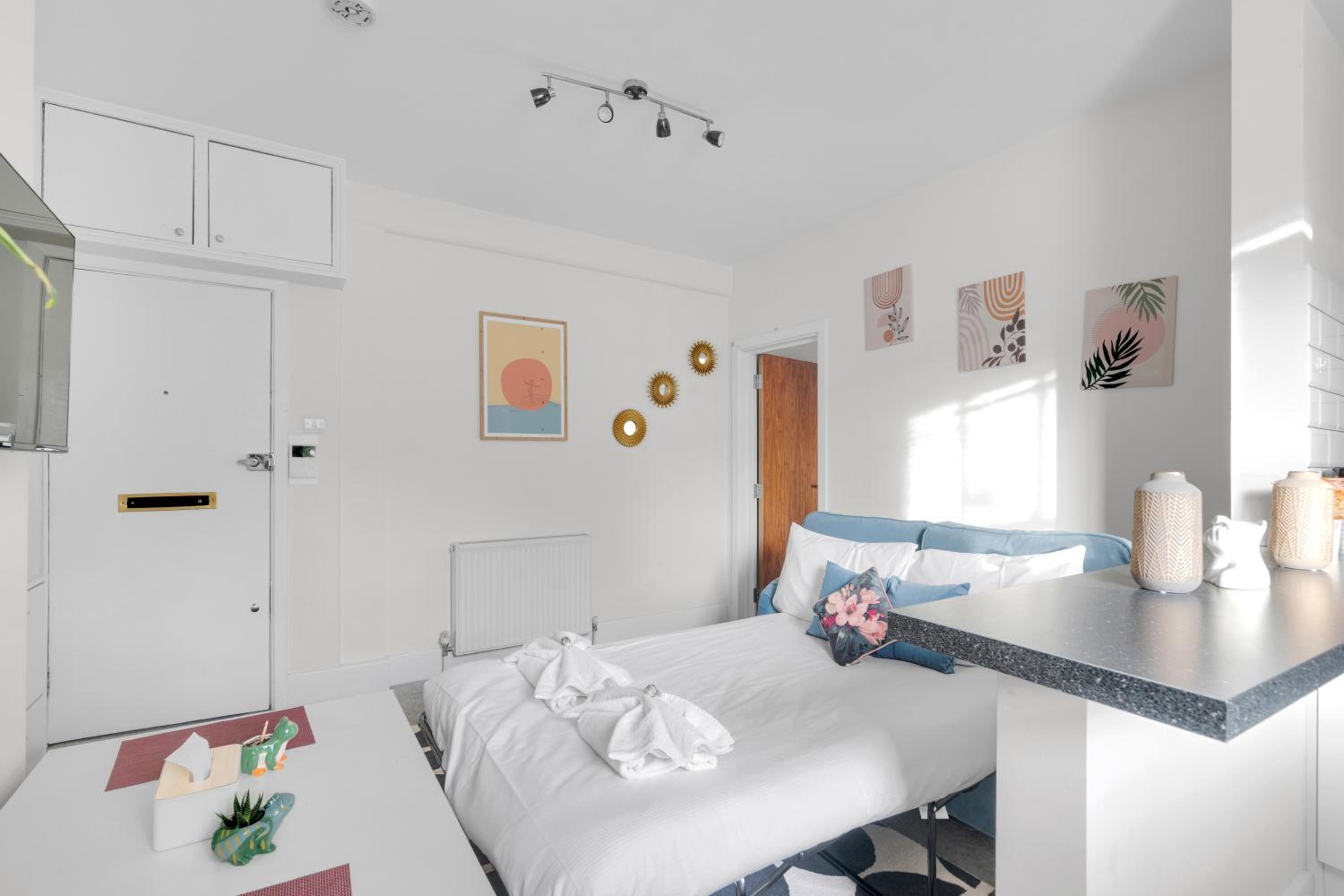 Wimbledon & West End Ready, Sleek 1-Bed with Lightning-Fast Tube Access