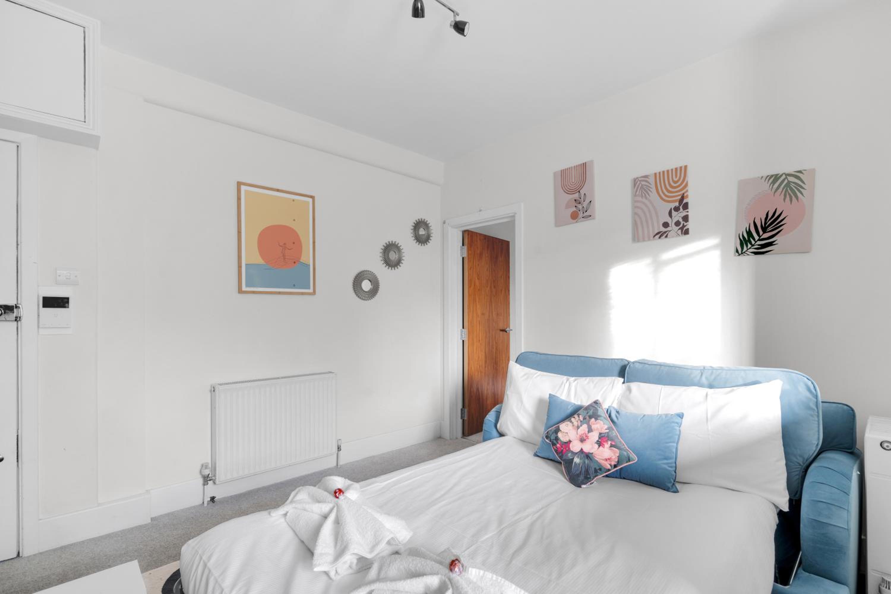 Wimbledon & West End Ready, Sleek 1-Bed with Lightning-Fast Tube Access