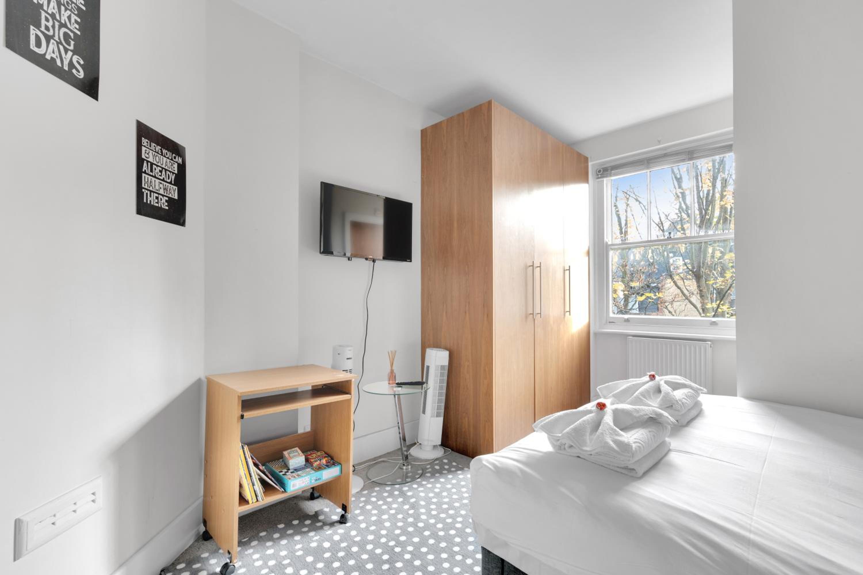 Wimbledon & West End Ready, Sleek 1-Bed with Lightning-Fast Tube Access