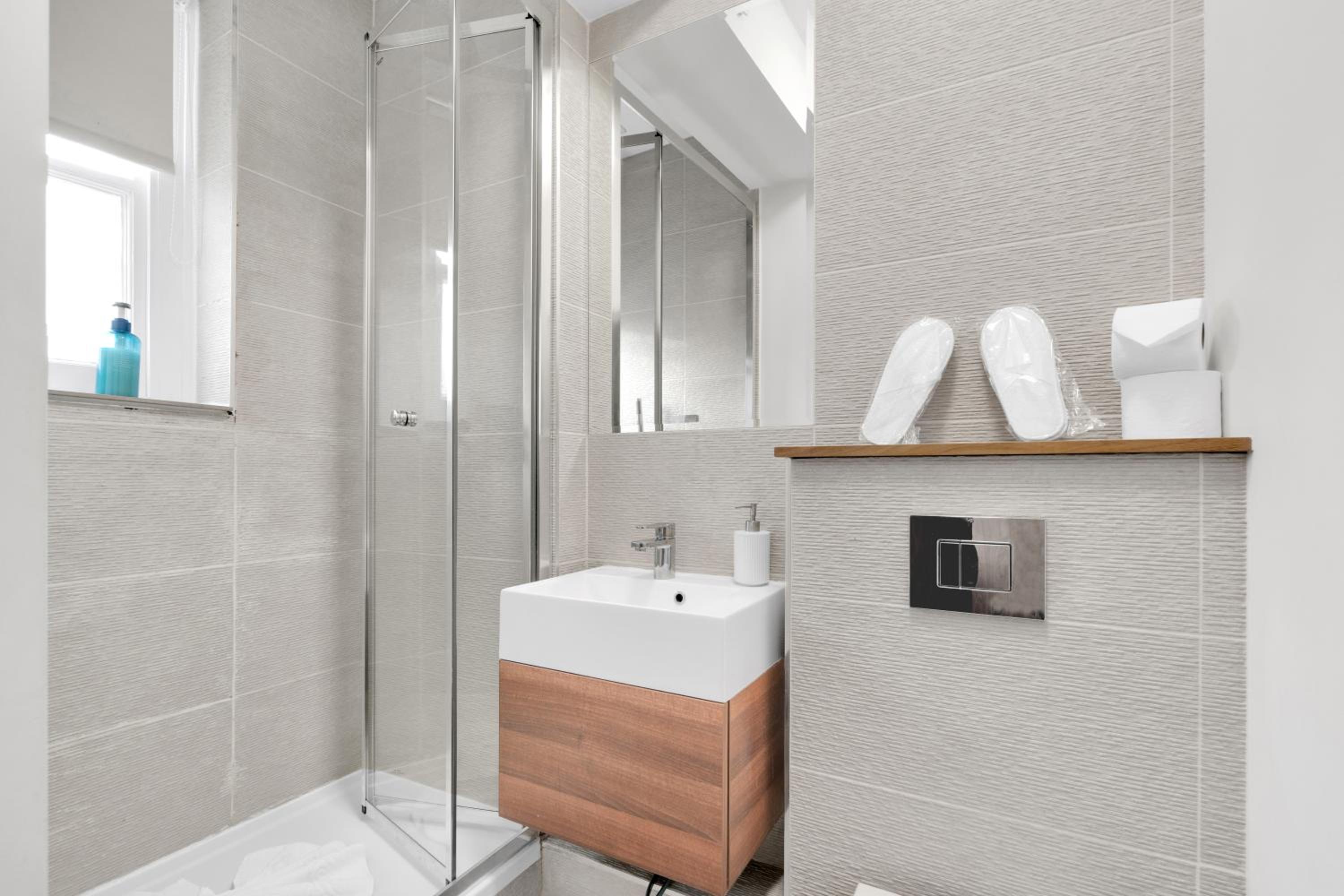 Wimbledon & West End Ready, Sleek 1-Bed with Lightning-Fast Tube Access