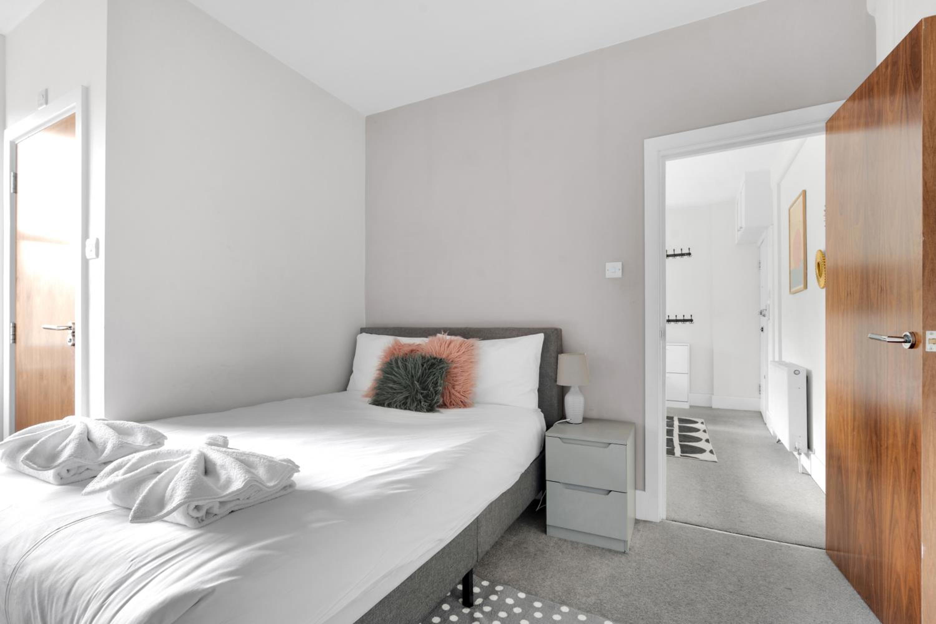 Wimbledon & West End Ready, Sleek 1-Bed with Lightning-Fast Tube Access